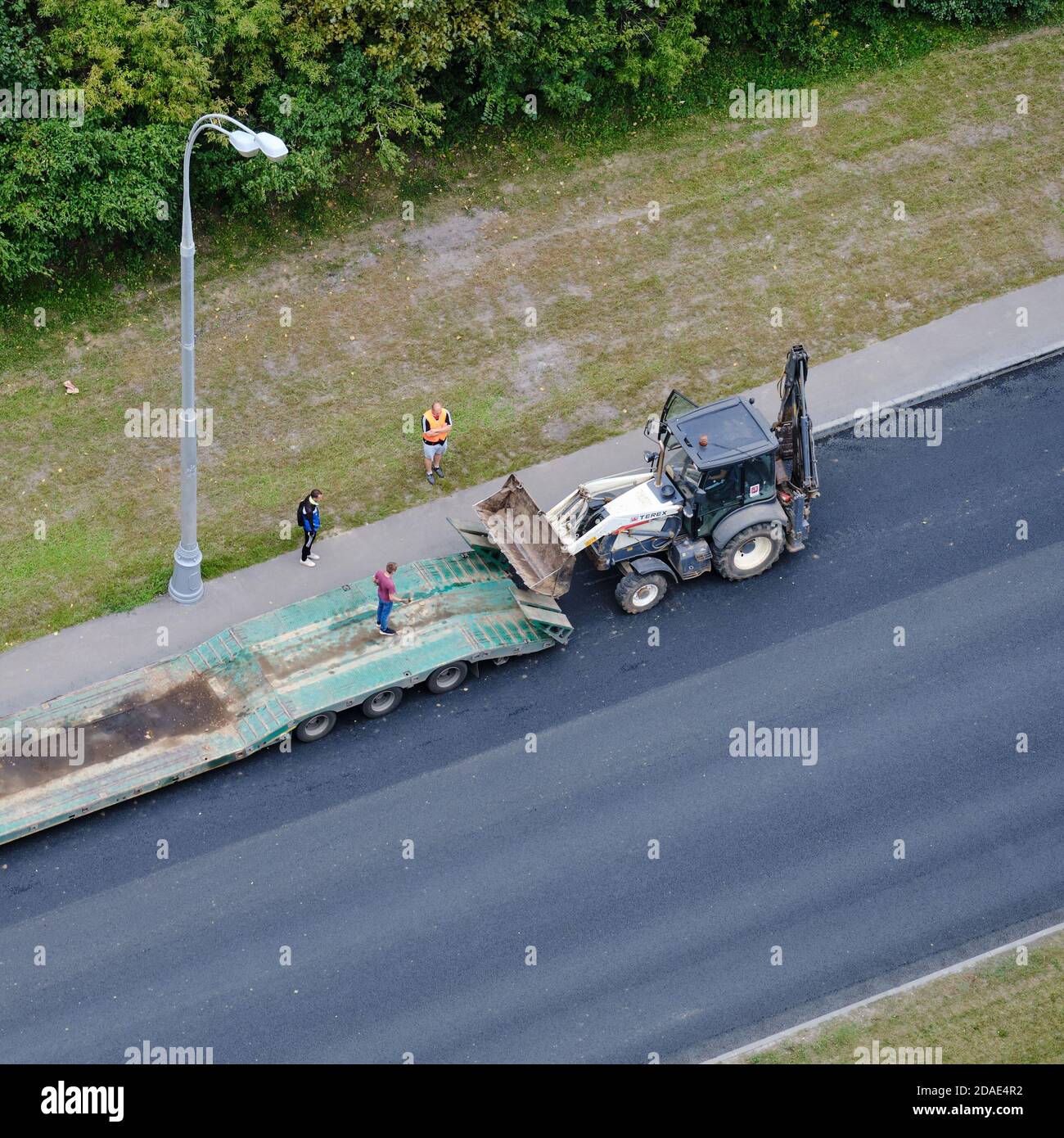 Une pelle tire dans une remorque de camion pour le transport vers un autre emplacement - Moscou, Russie, 24 août 2020 Banque D'Images