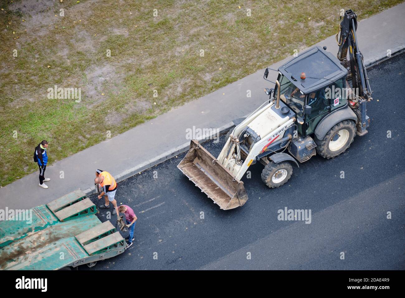 Chargement de la pelle hydraulique sur la plate-forme d'un camion de transport d'équipement de construction - Moscou, Russie, 24 août 2020 Banque D'Images