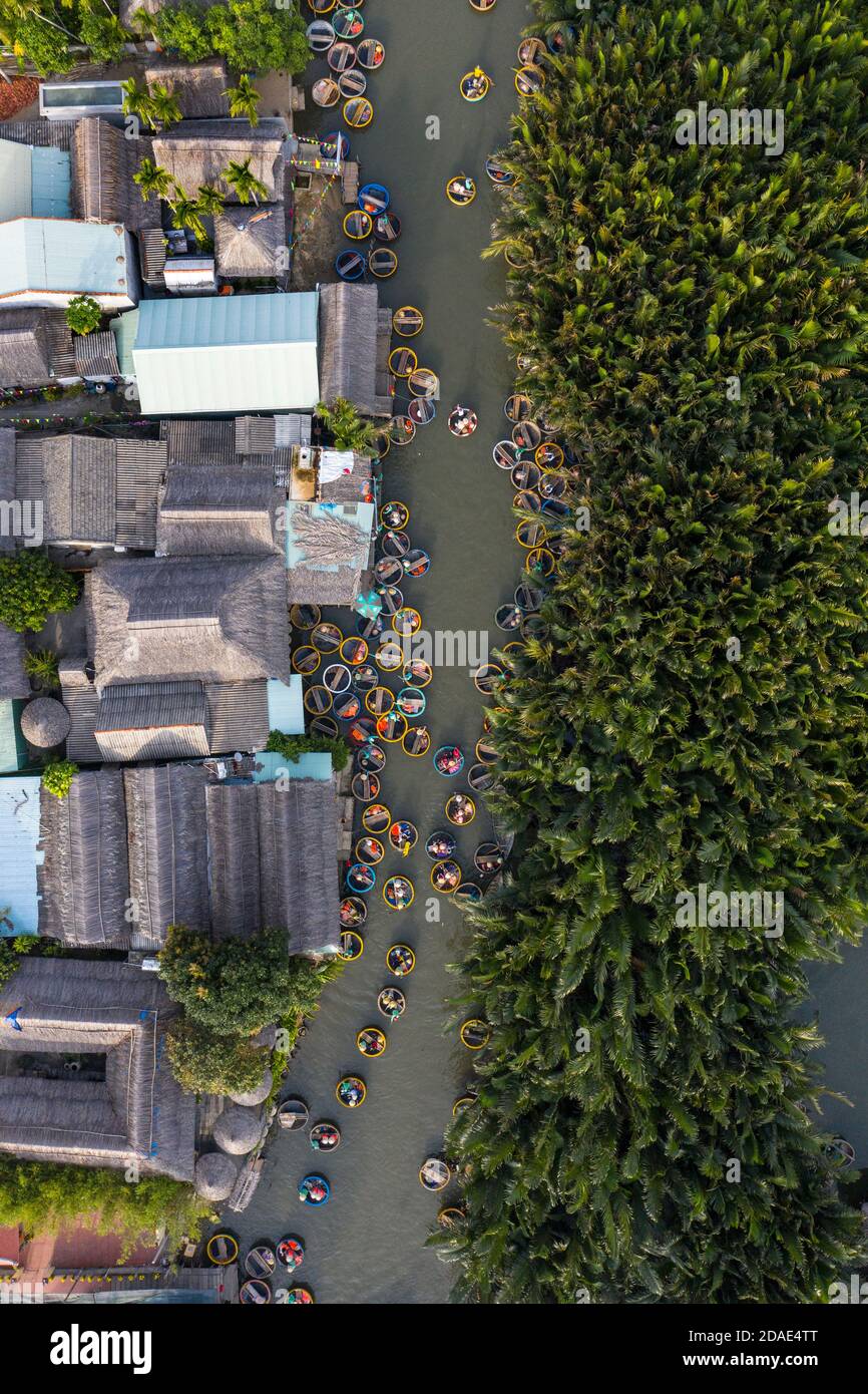 Vue aérienne, les touristes en barques de panier tour à la forêt d'eau de coco ( palmier de mangrove ) dans le village de Cam Thanh, Hoi an, Quang Nam, Vietnam Banque D'Images