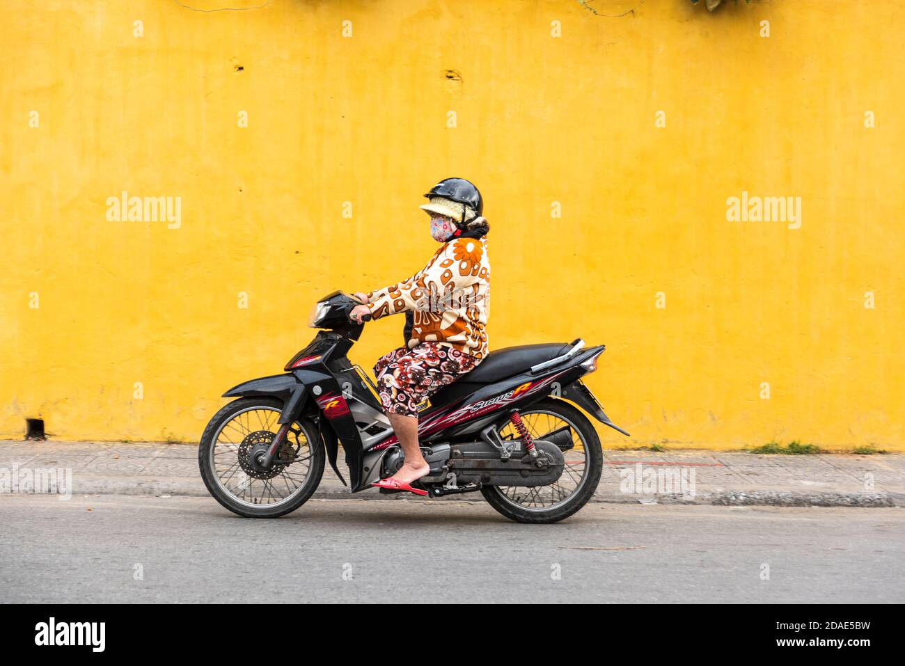 Hoi an Ancient Town, Vietnam, 27 janvier 2020 - une femme à cheval avec un casque dans une rue de Hoi an Ancient Town Banque D'Images