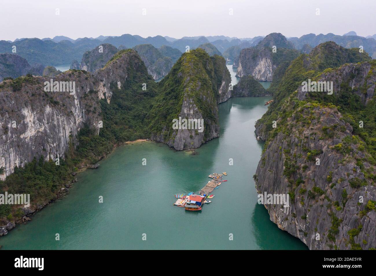 Vue aérienne du village de pêche flottant dans LAN Ha Bay, Vietnam. Patrimoine mondial de l'UNESCO. Près de la baie de Ha long Banque D'Images