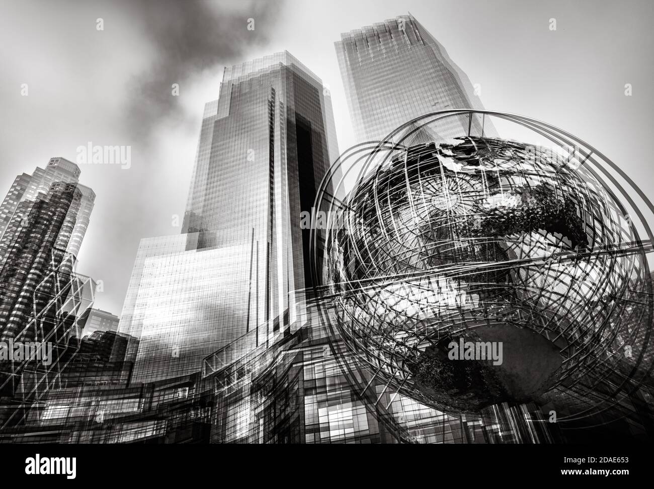 Image abstraite en noir et blanc de la sculpture emblématique de la Terre Devant les Trump Towers au Columbus Circle à Manhattan Banque D'Images