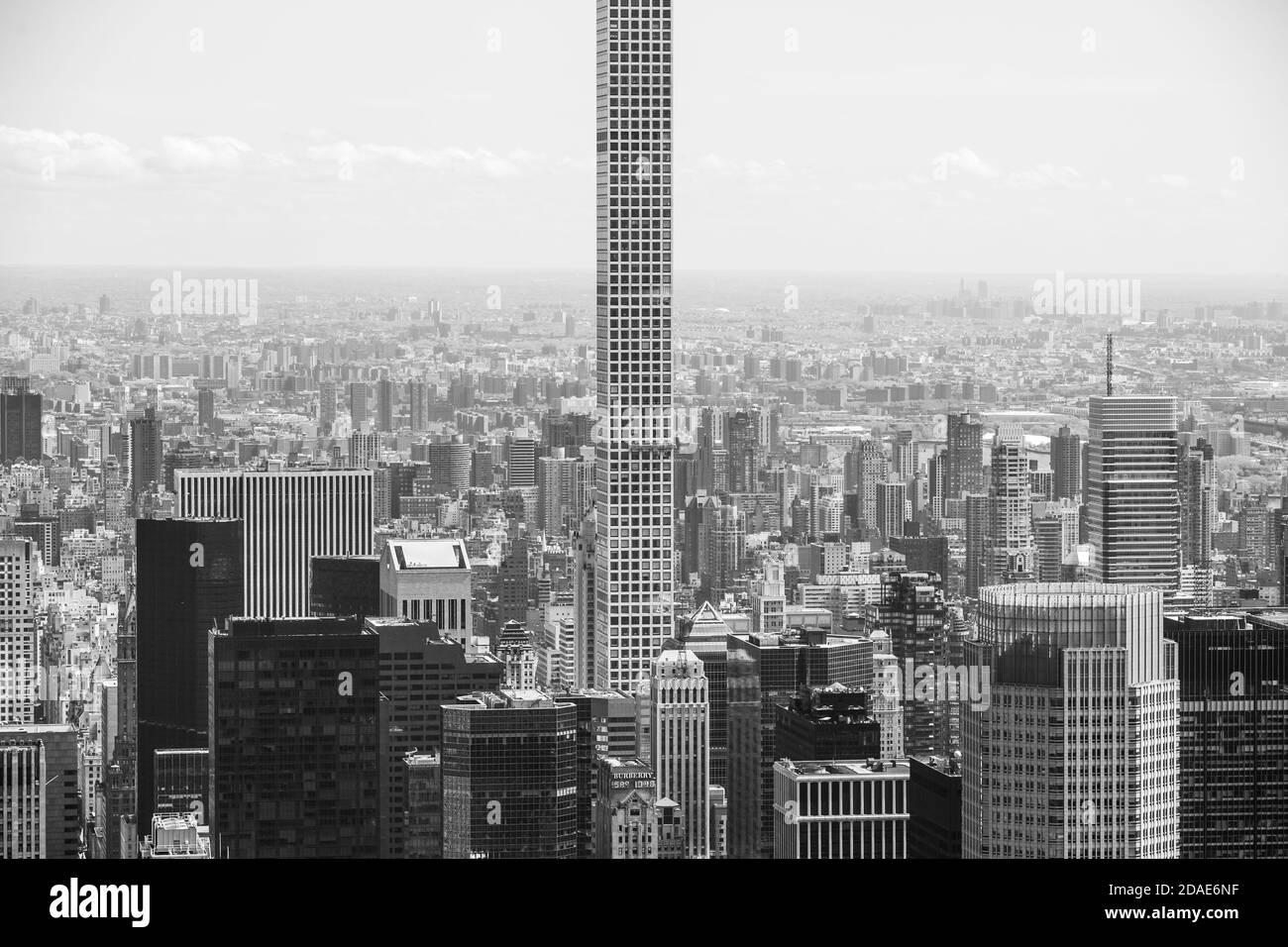 NEW YORK, États-Unis - 30 avril 2016 : image en noir et blanc du gratte-ciel résidentiel le plus haut du monde à Manhattan, New York. Sa taille - environ 426 M. Banque D'Images