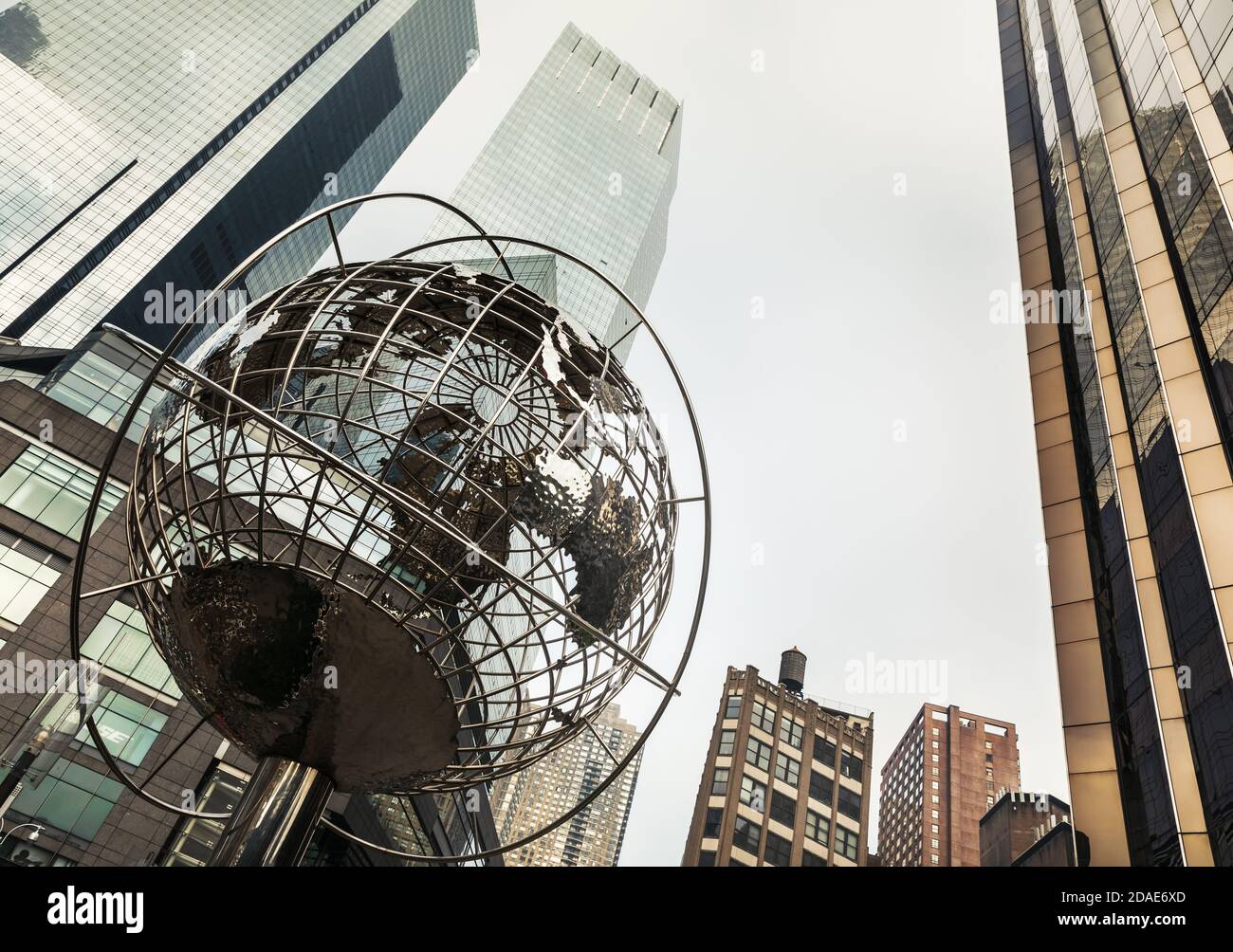 New York, États-Unis - 16 septembre 2017 : sculpture emblématique de la Terre devant les Trump Towers au Columbus Circle à Manhattan. Sculpture Unisphere en acier inoxydable Banque D'Images