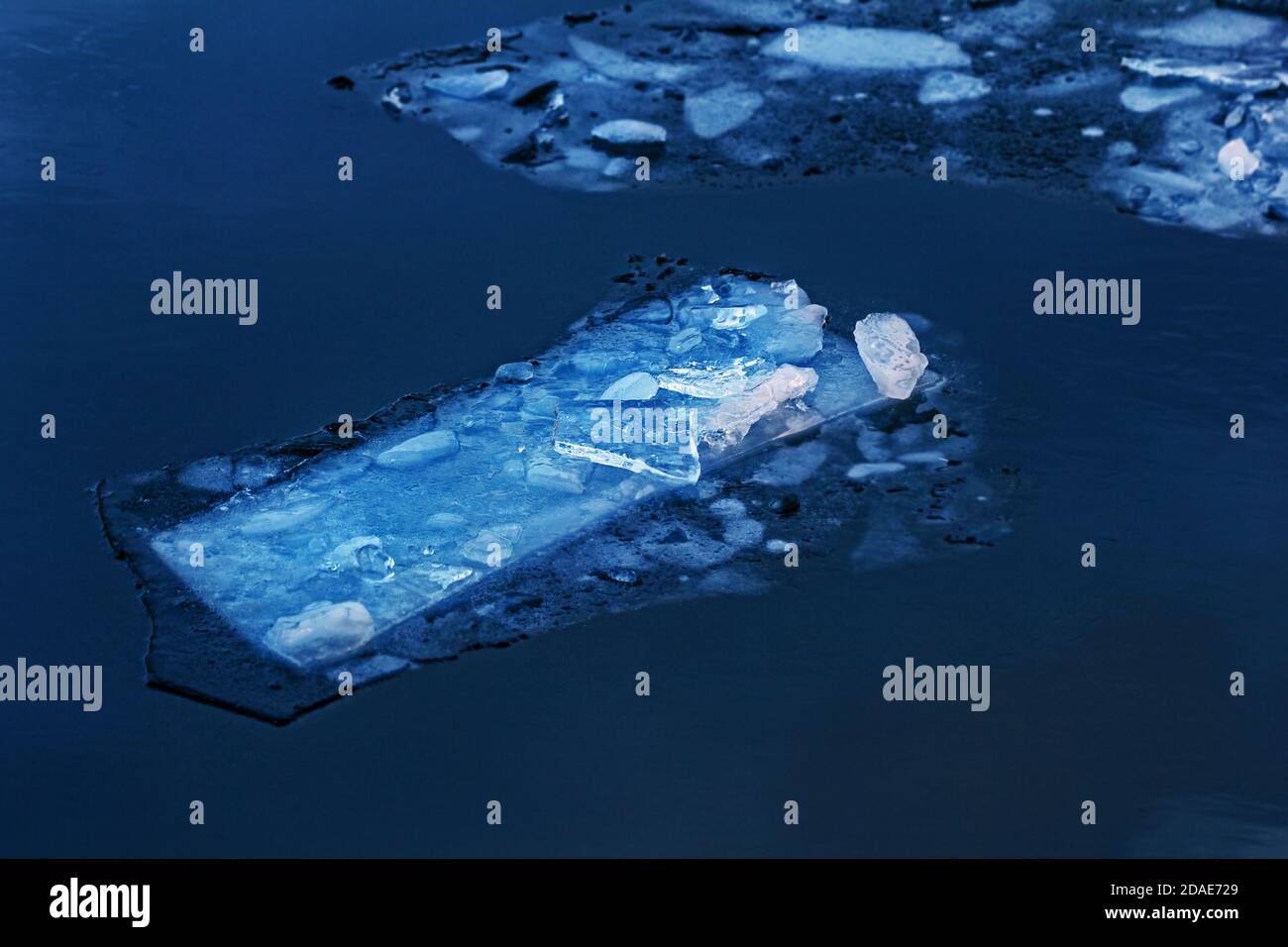 Superbe magnifique magnifique floes de glace dans l'eau bleu foncé Banque D'Images