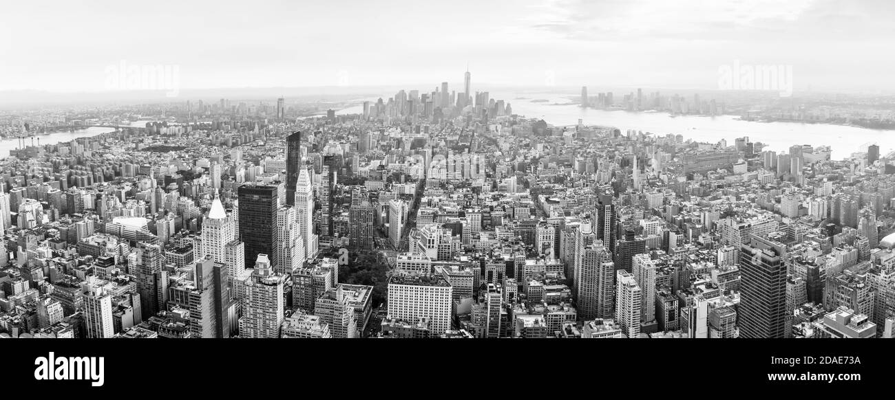 NEW YORK, Etats-Unis - 17 septembre 2017 : image en noir et blanc des rues et toits de Manhattan. Ville de New York et horizon du New Jersey. Manhattan vue depuis EMP Banque D'Images
