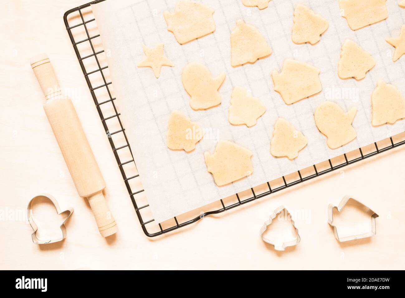 Cuisson de biscuits de pain d'épice de noël sur fond de bois. Banque D'Images