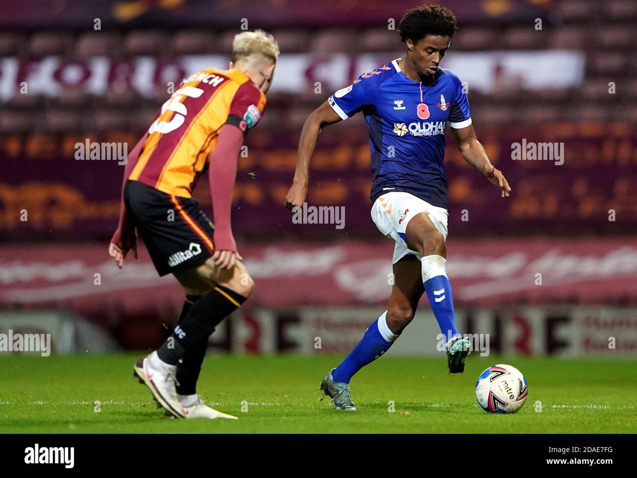 Bradford Tyler French (à gauche) et Sido Coelho Jombati d'Oldham se battent pour le ballon lors du match du Trophée Papa John's Group F au stade énergétique d'Utilita, à Bradford. Banque D'Images