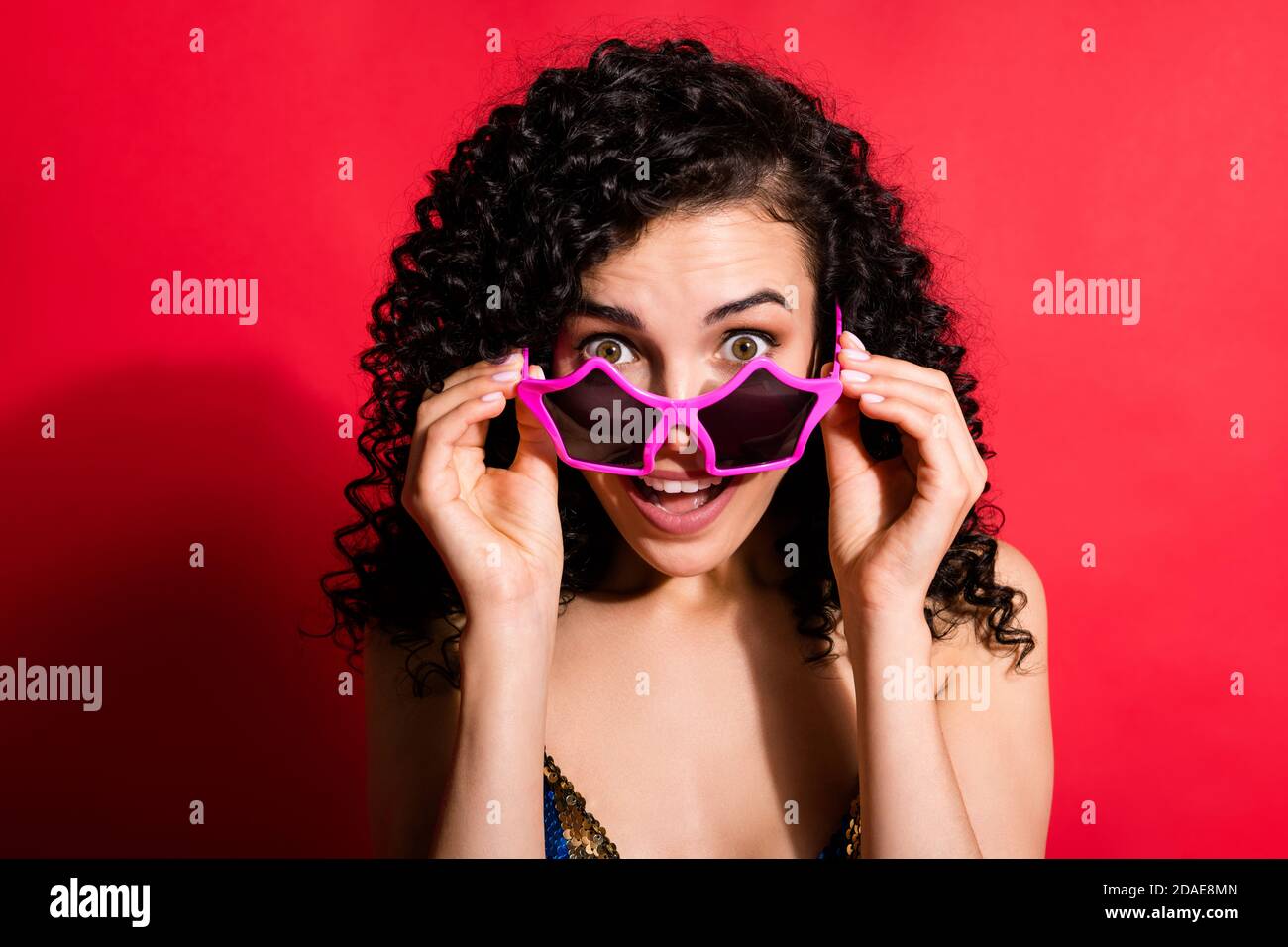 Photo d'une superbe femme lunettes de décollage porter la bouche ouverte fond de couleur rouge vif isolé en forme d'étoile Banque D'Images