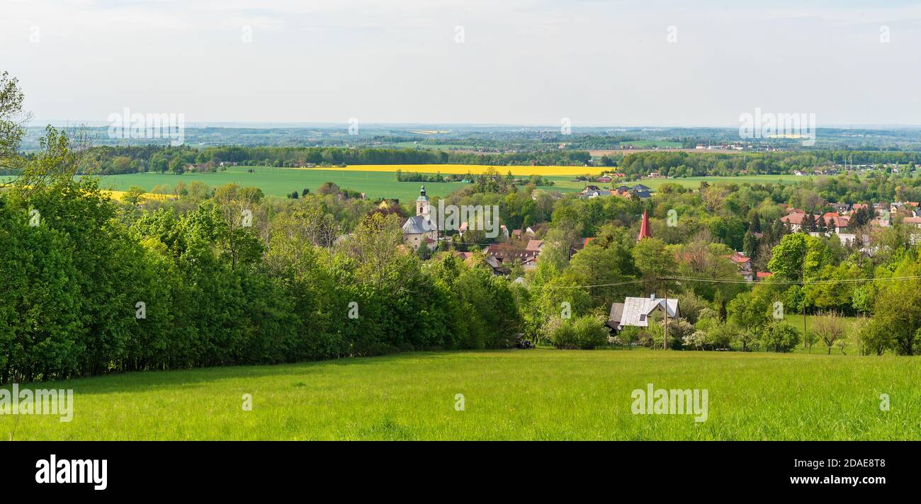 Village de Komorni Lhotka avec paysage de la région de Pobeskydi Prairie Bellow Godula colline dans Moravskoslezske Beskydy montagnes en tchèque république Banque D'Images