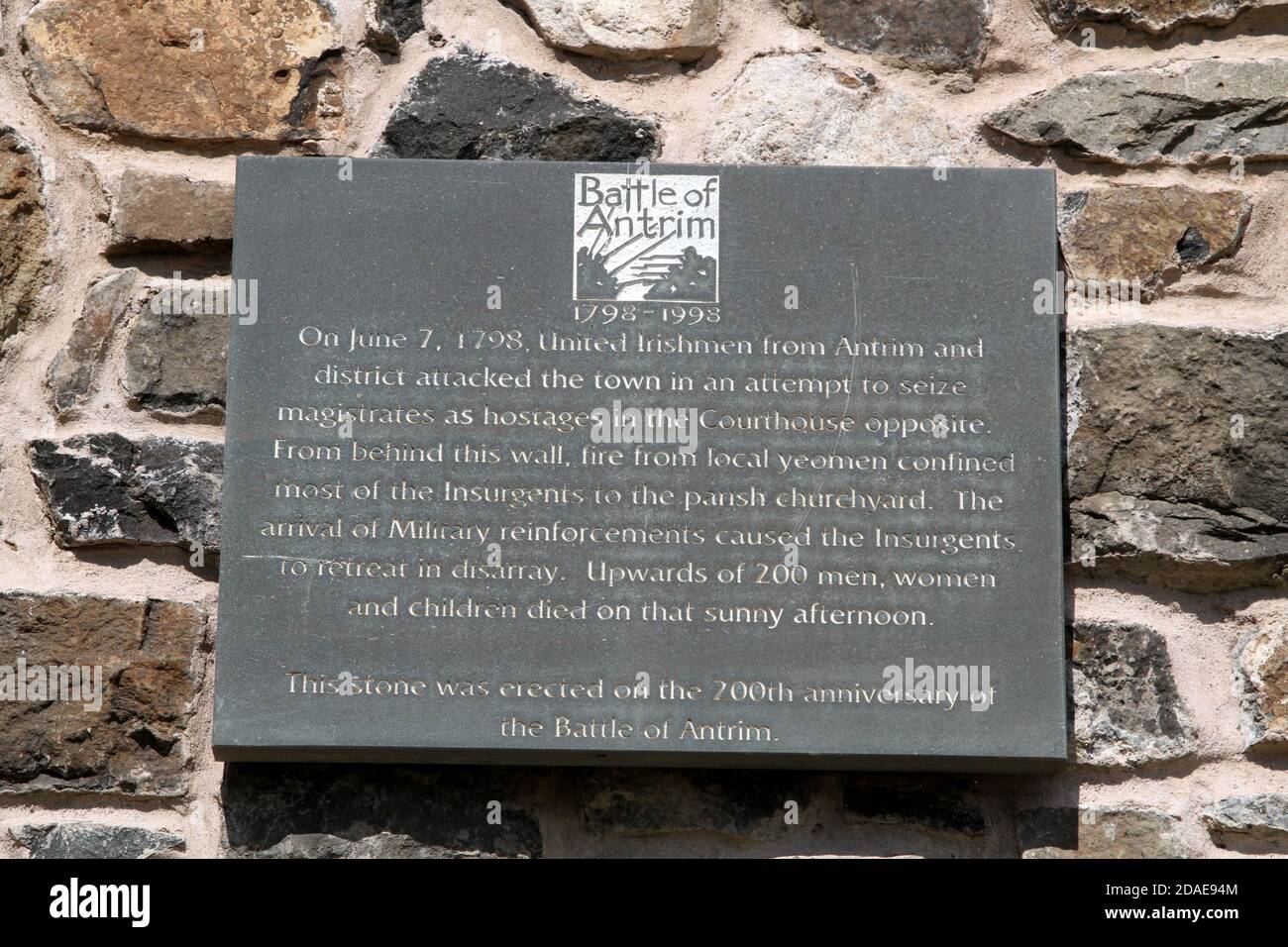 Antrim Irlande du Nord. Plaque rappelant la bataille d'Antrim sur 7 juin 1798. Pilier en pierre et plaque a été érigé lieu à l'anniversaire de la bataille d'Antrim sur 7 juin 1798 en 200th, des Irlandais Unis d'Antrim et du district ont attaqué la ville dans une tentative de saisir des magistrats comme otages dans le palais de justice en face. De l'arrière de ce mur, le feu des yéomen locaux a confiné la plupart des insurgés au chantier de la paroisse. L'arrivée des renforts militaires a causé la retraite des insurgés dans le désarroi. Plus de 200 hommes, femmes et enfants sont morts cet après-midi ensoleillé. Banque D'Images