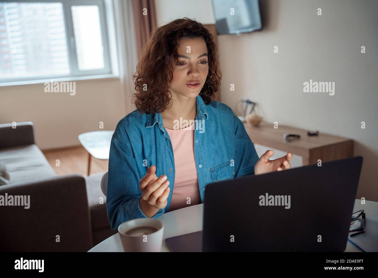 Jeune femme indépendante travaillant en ligne sur ordinateur portable. Banque D'Images