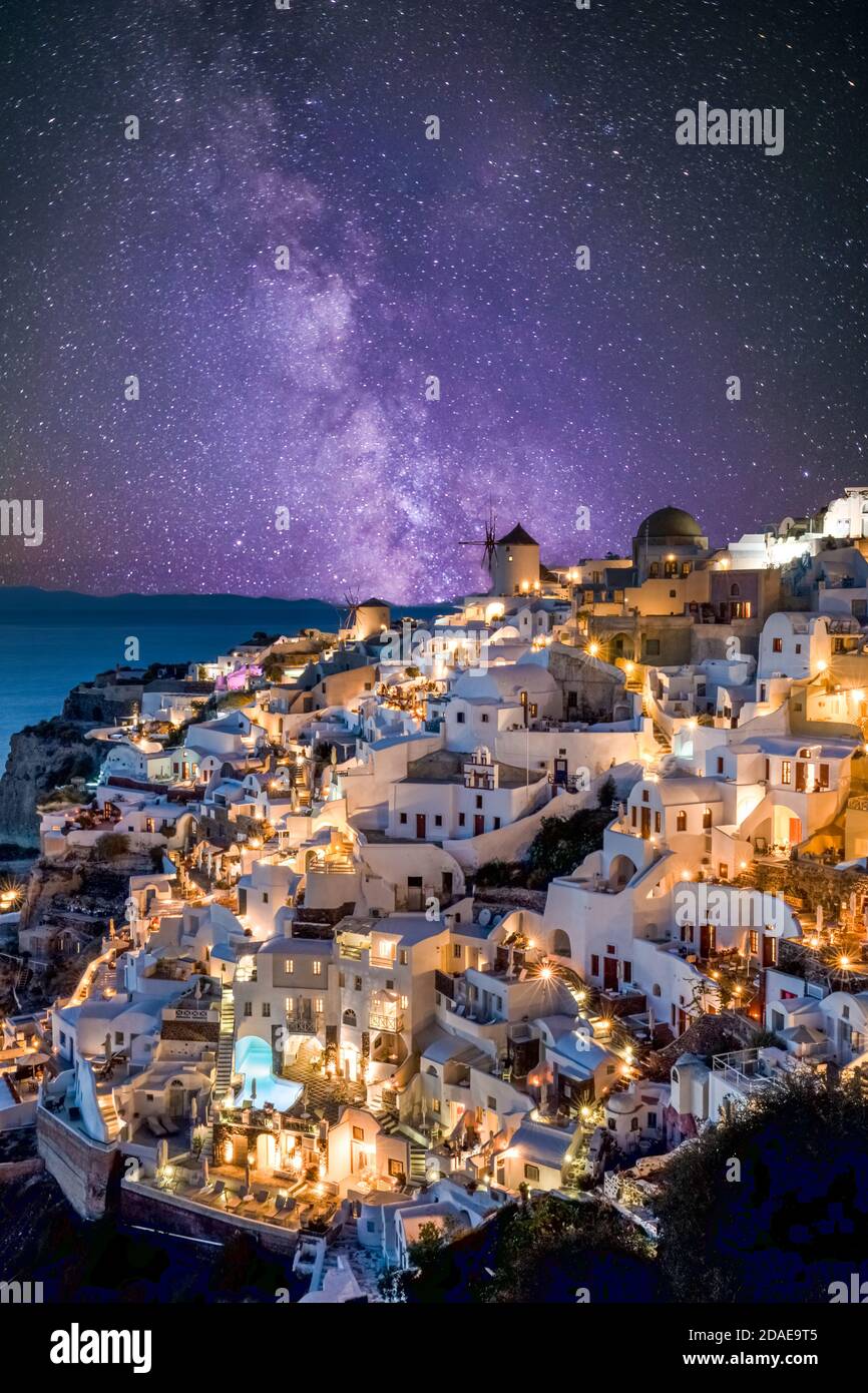 Paysage de nuit longue exposition. Santorini romantique, ville d'Oia à la galaxie de la voie lactée, photo composite. Paysage magnifique et vue pittoresque Banque D'Images