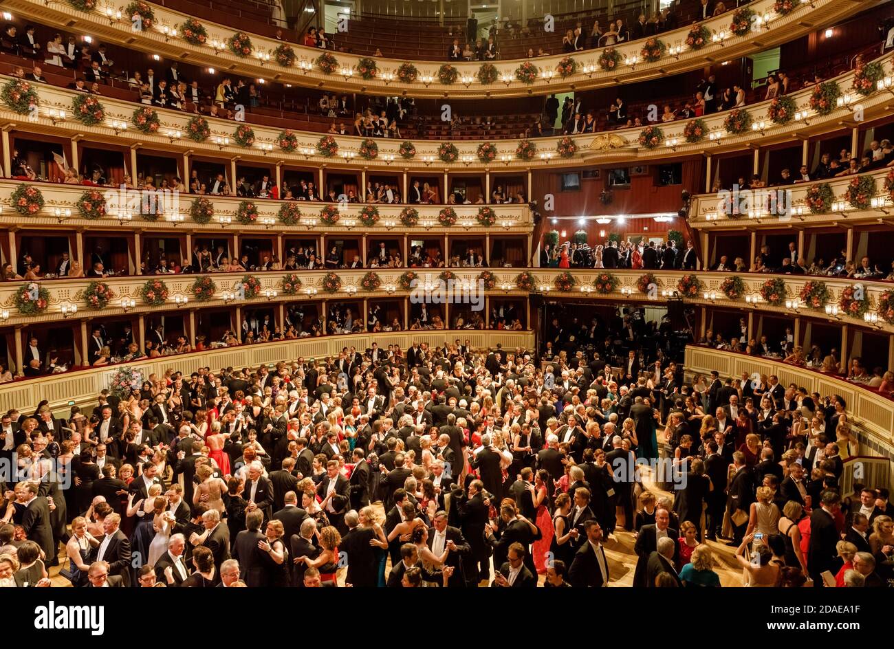 VIENNE, AUTRICHE - 09 février : le bal de l'Opéra de Vienne est un  événement annuel de la société autrichienne qui a lieu dans le bâtiment de l 'Opéra national de Vienne Photo