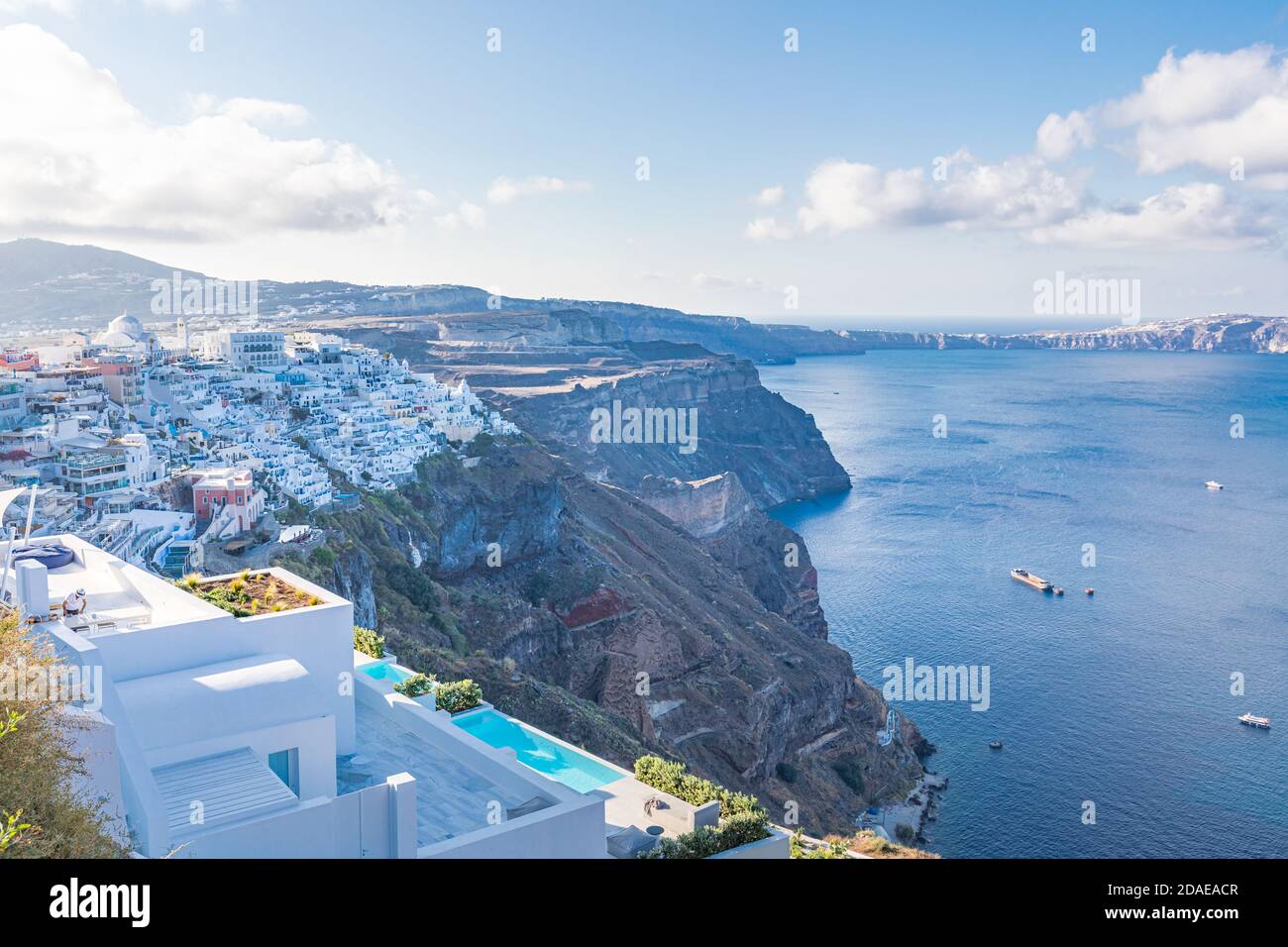 Incroyable détente coucher de soleil vue sur l'île de Santorini. Vacances d'été coucher de soleil sur la célèbre Fira, Grèce, Santorin. Concept de voyage de luxe Banque D'Images