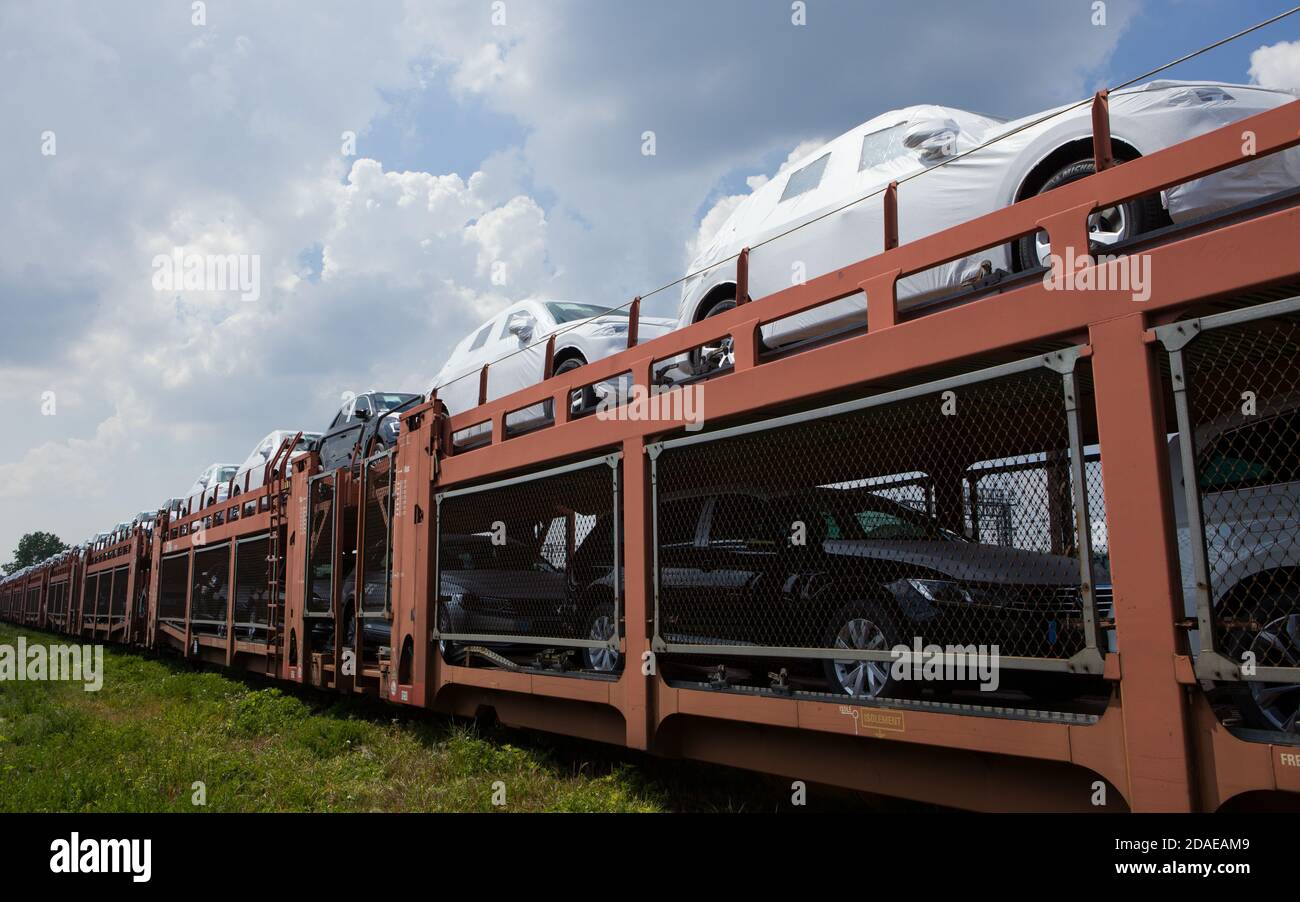 Poznan, Pologne - 17 mai 2019 : transport de voitures par train. Autorack avec voitures. De nouvelles voitures transportées avec des plates-formes ferroviaires. Banque D'Images