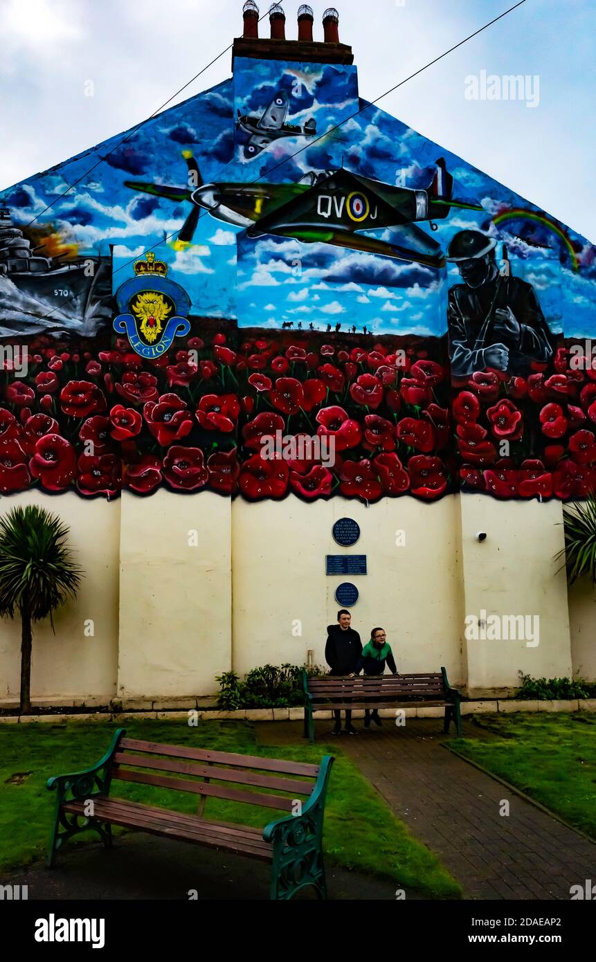 Jardin du souvenir en face du monument commémoratif de guerre Redcar avec une peinture murale et des souvenirs pour les militaires et marins marchands tués en guerre Banque D'Images