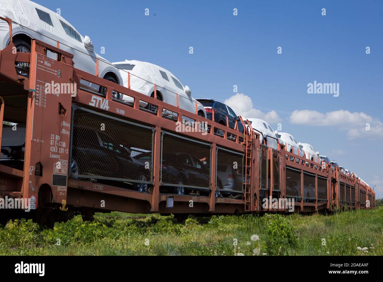 Poznan, Pologne - 17 mai 2019 : Autorack avec de nouvelles voitures Duster pour l'exportation. Voitures neuves transportées par train. Banque D'Images