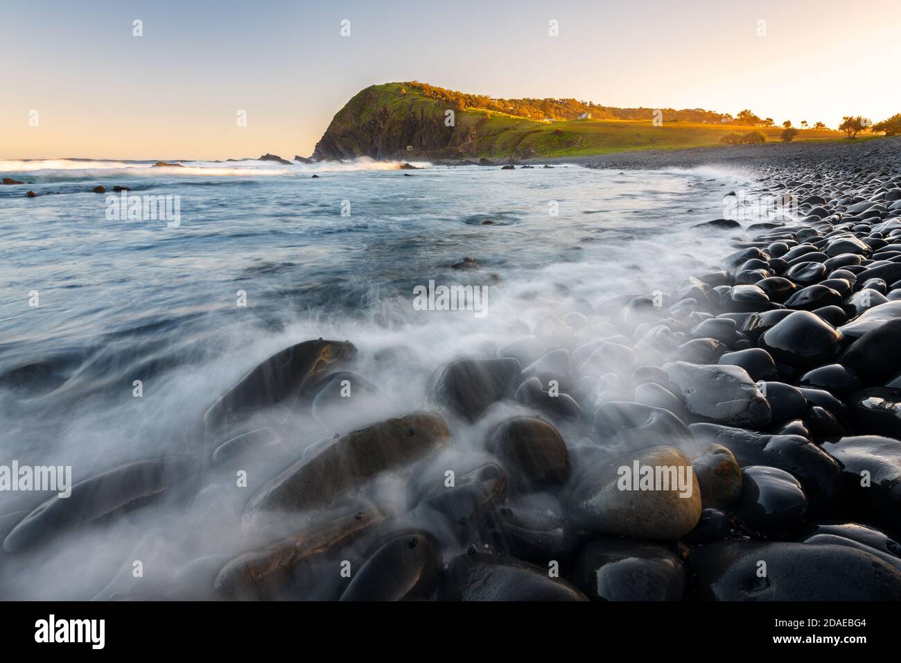 Coucher de soleil sur Pebbly Beach à Crescent Head. Banque D'Images