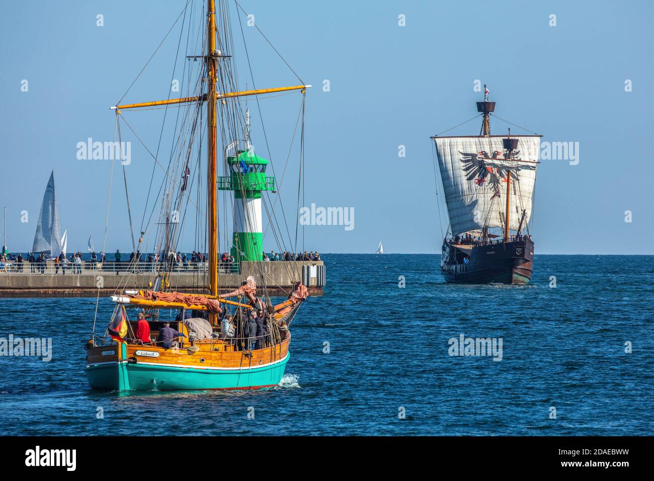 Schleswig-Holstein, baie de Lübeck, côte de la mer Baltique. Vue sur le Nordermole. Arrivée du cog Lisa zu Lübeck. Banque D'Images