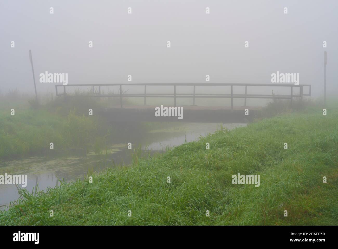 Brouillard sur une petite rivière avec un pont, netteté sélective, netteté au premier plan Banque D'Images