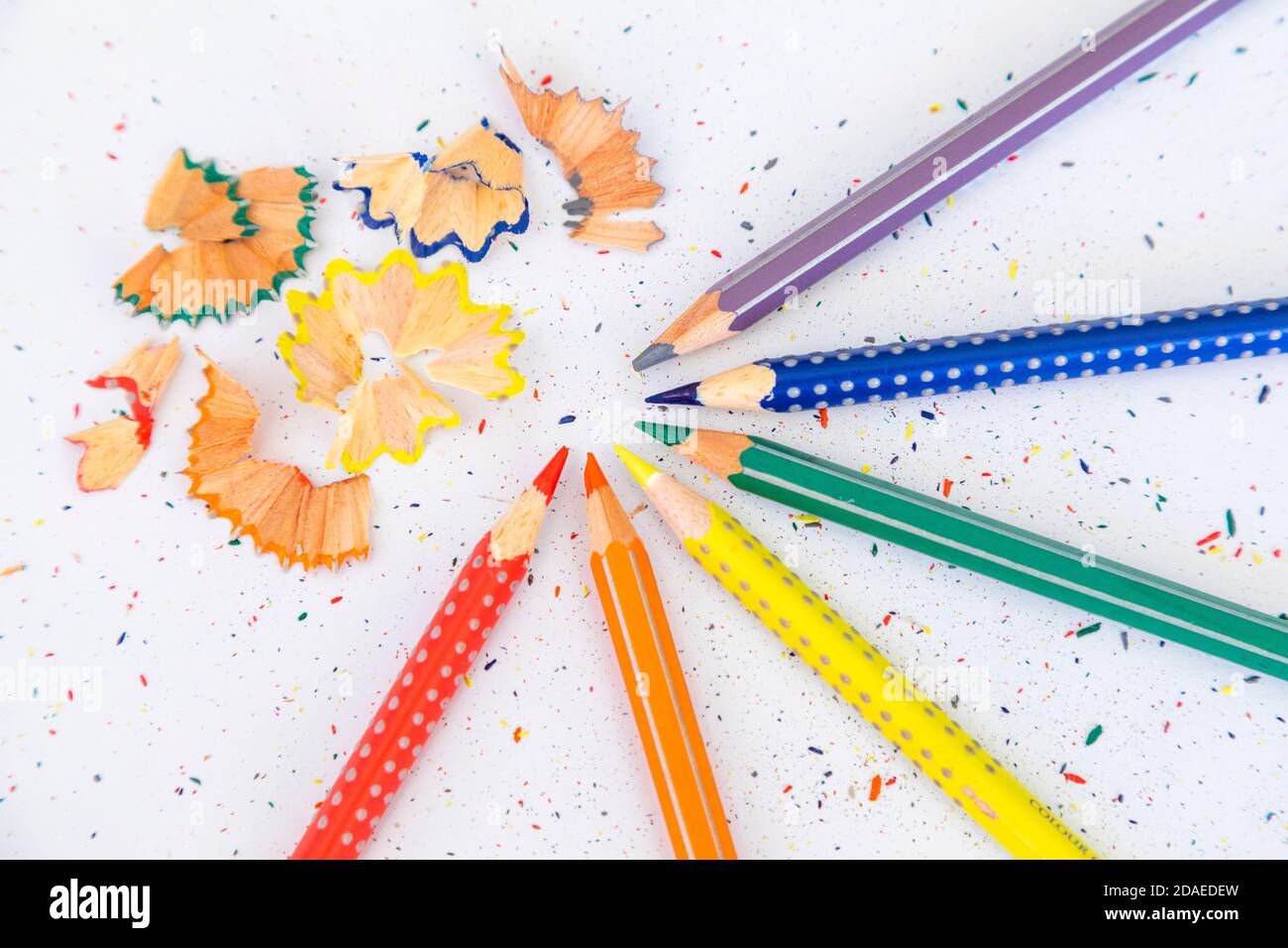 crayons colorés crayons sur table blanche, couleurs arc-en-ciel, gros plan Banque D'Images