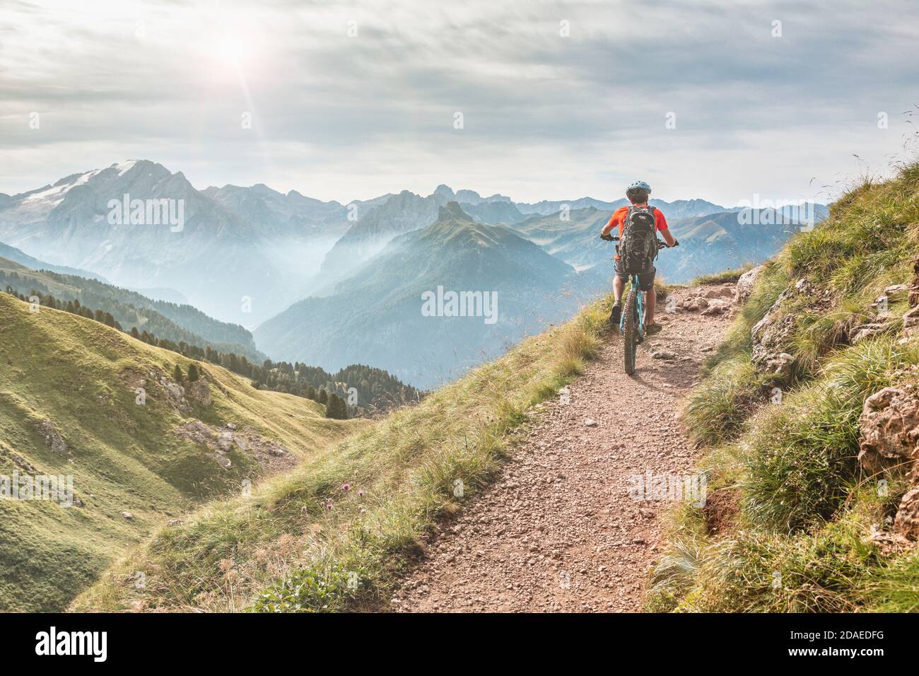 Jeune homme (22 ans) qui fait un e-vélo le long d'un sentier alpin, Campitello di Fassa, Vallée de Fassa, Trento, Trentin-Haut-Adige, Italie Europe Banque D'Images