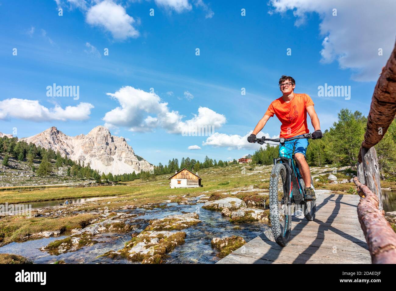 Jeune homme à vélo dans l'Alpe di Fanes, près de la cabane Lavarella, Dolomites de Fanes Sénnes Baies, San Vigilio di Marebbe / Saint-Vigil à Enneberg, Bolzano / Bozen, Tyrol du Sud / Südtirol, Italie, Europe, Banque D'Images