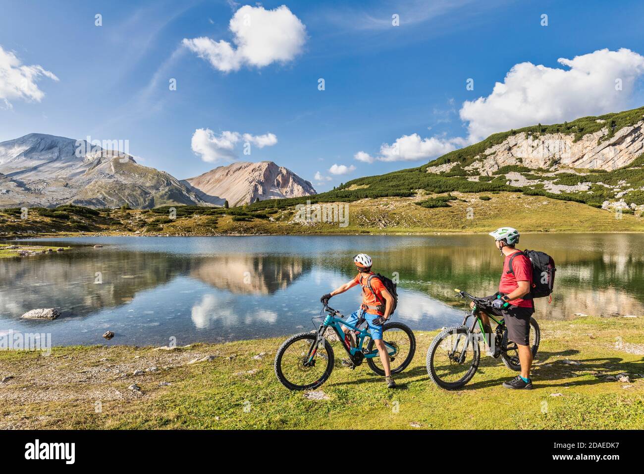 Deux randonneurs en vélo sur une pause au lac de limousine, paysage alpin immaculé, Dolomites de Fanes Sénnes Braies, San Vigilio di Marebbe / St. Vigil à Enneberg, Bolzano / Bozen, Tyrol du Sud / Südtirol, Italie, Europe, Banque D'Images