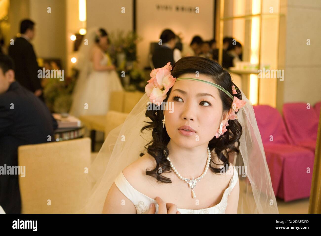 BEIJING, CHINE - JUIN 2006: Une jeune mariée-à-être attend un studio libre après avoir terminé son quatrième costume et changement de coiffure ce matin à Vivi Banque D'Images