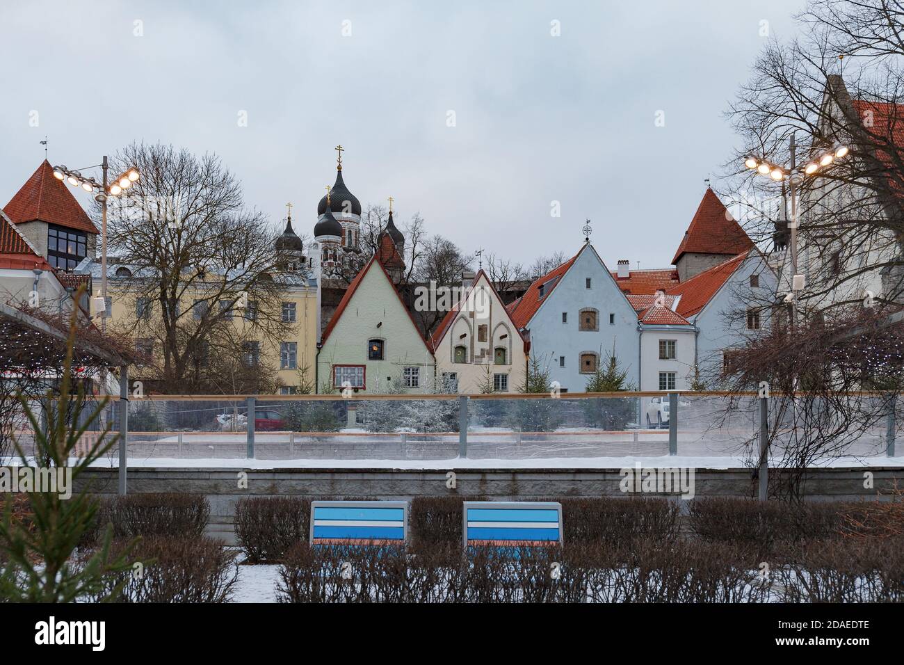 TALLINN, ESTONIE - 20 DÉCEMBRE 2019 : paysage urbain enneigé au moment de la foire traditionnelle de Noël Banque D'Images