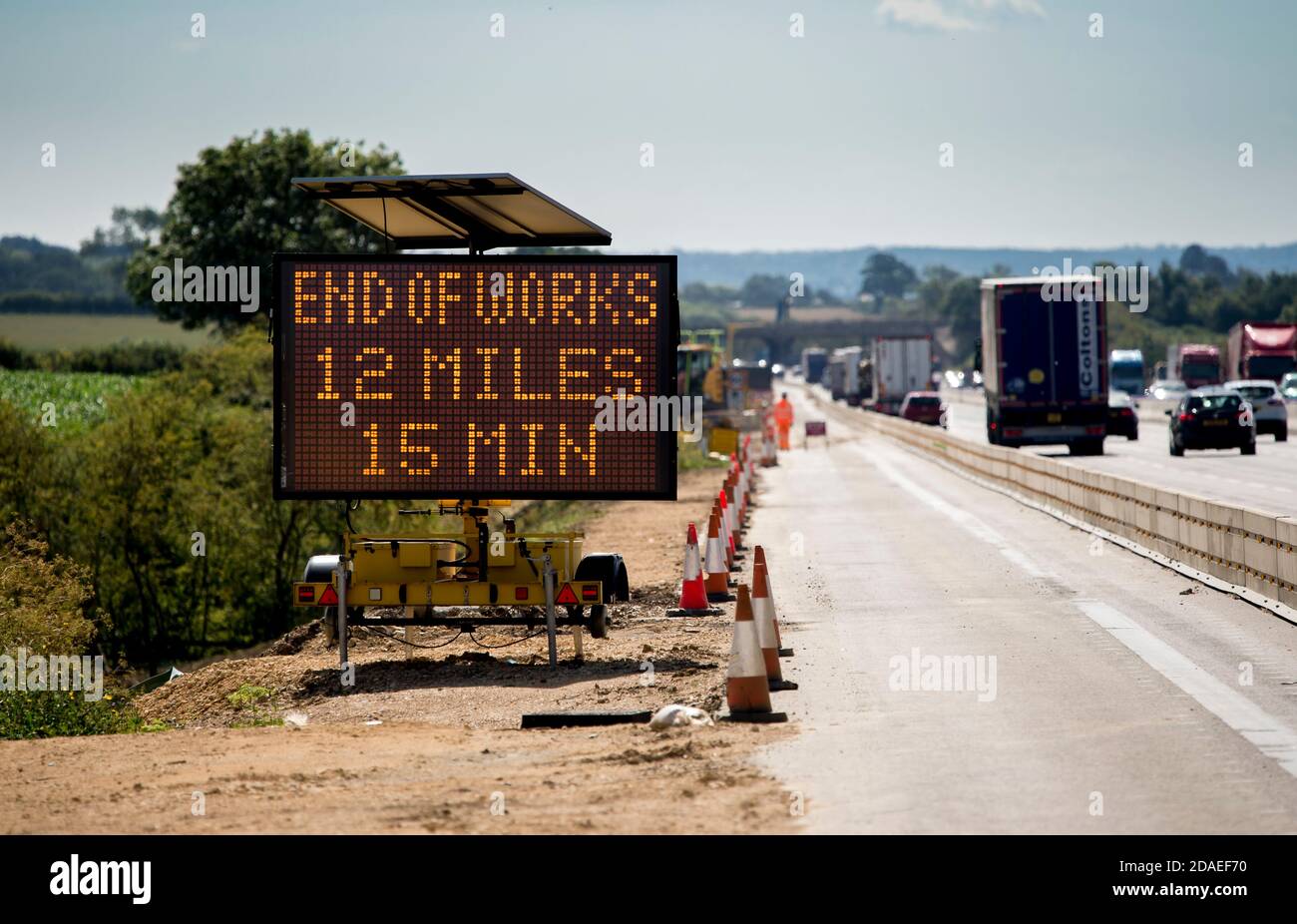 Signe de message variable mobile dans les travaux routiers sur l'autoroute M1, Angleterre. Banque D'Images