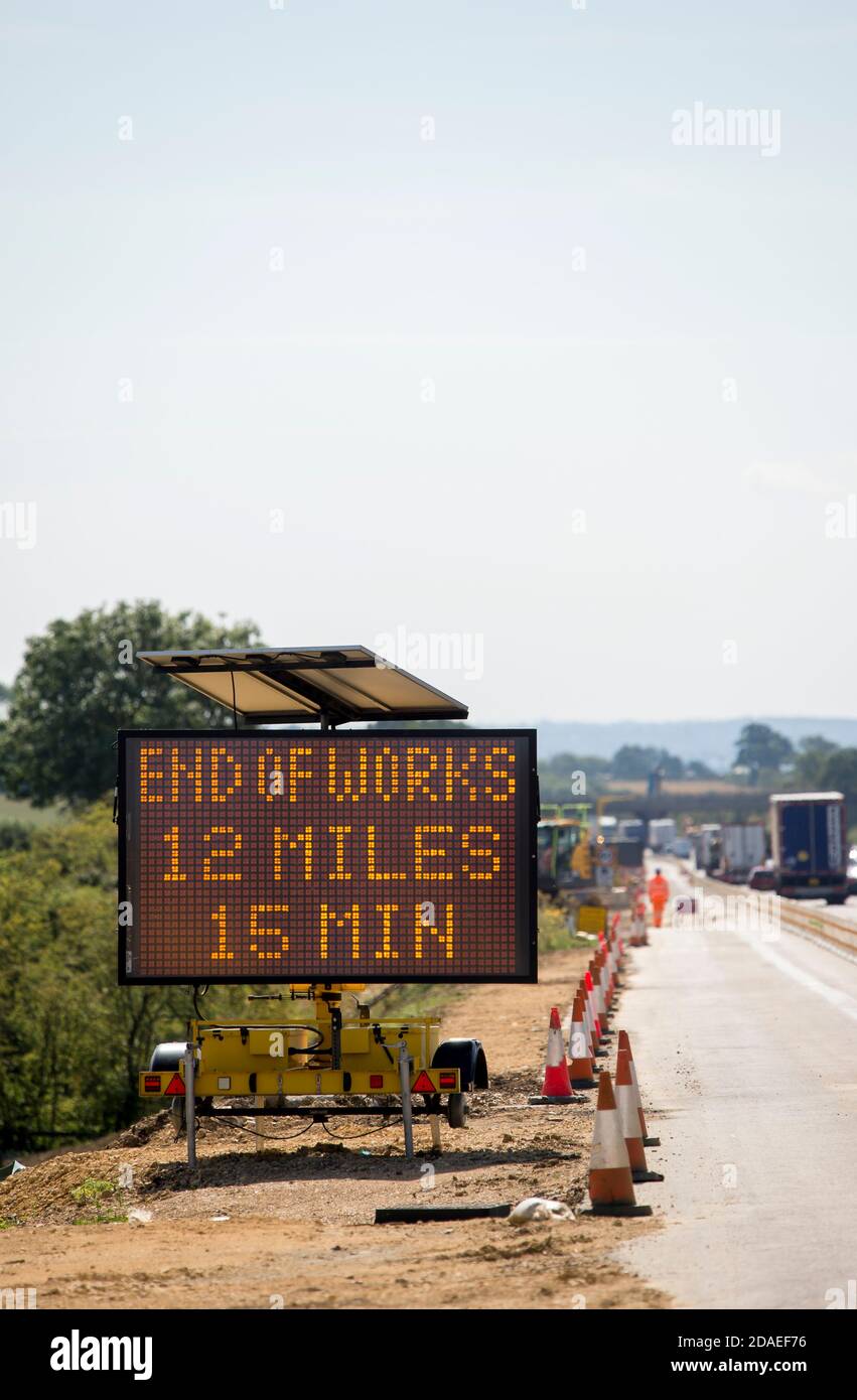 Signe de message variable mobile dans les travaux routiers sur l'autoroute M1, Angleterre. Banque D'Images