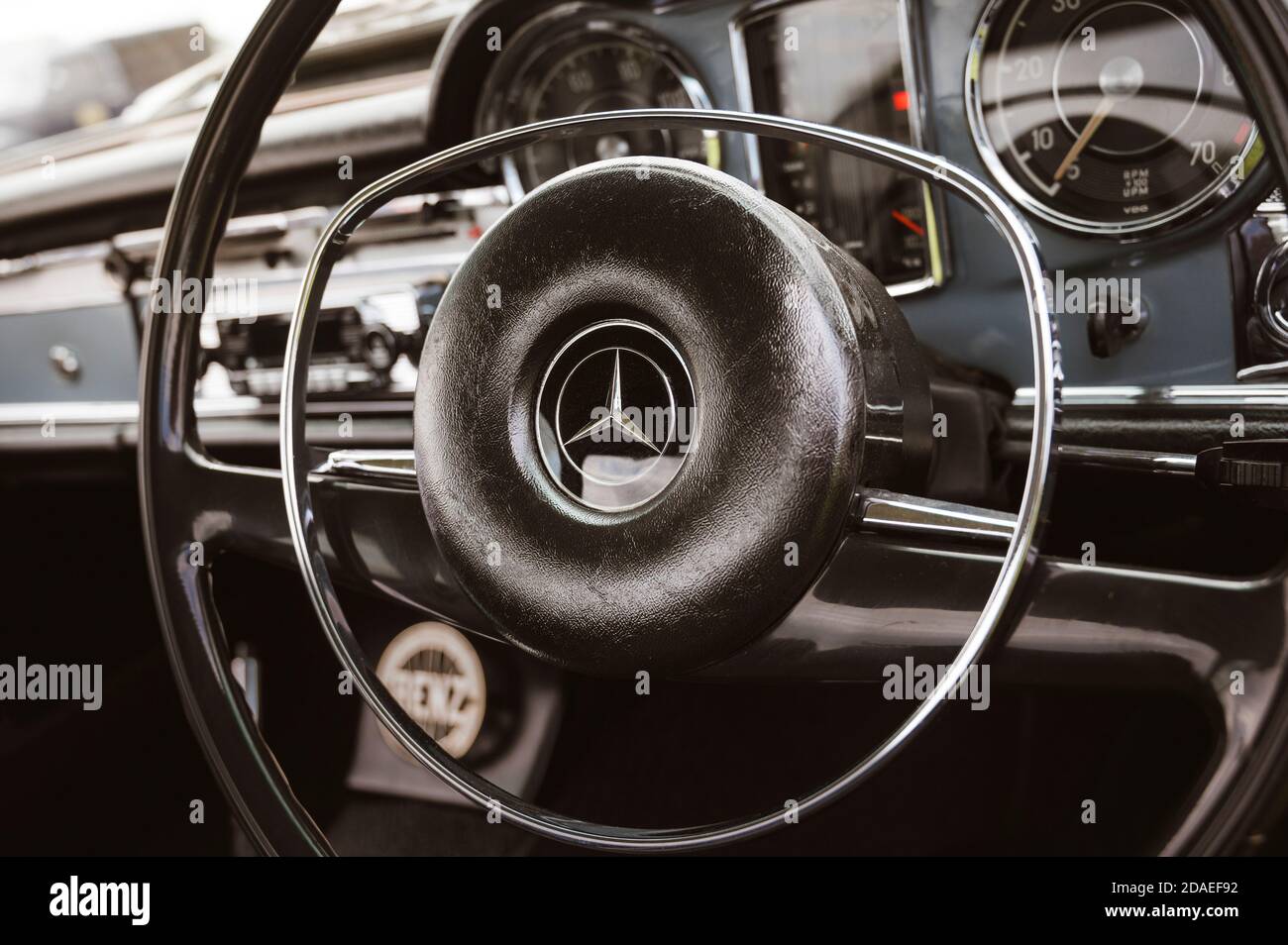 Gros plan sur le volant d'une Mercedes-Benz classique. Banque D'Images