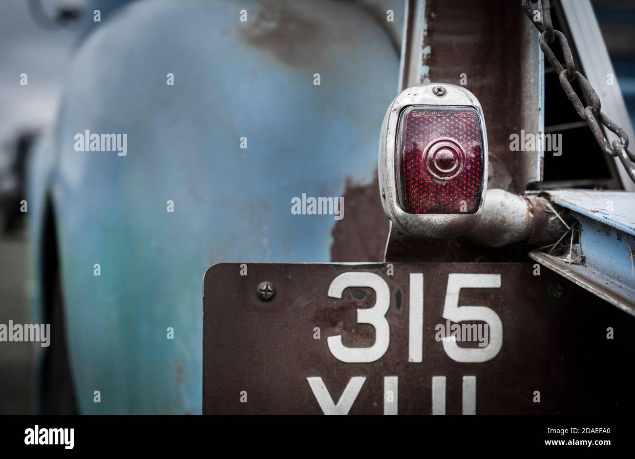 Gros plan d'un feu arrière sur un vieux camion américain lors d'un rallye de passionnés en Angleterre, au Royaume-Uni Banque D'Images