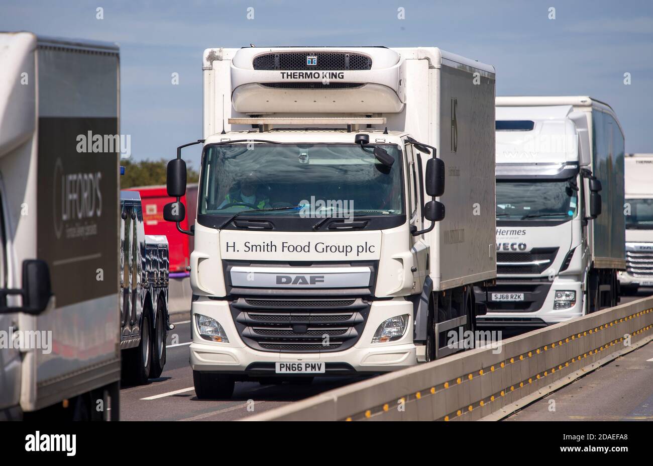 Camions voyageant le long des travaux routiers sur l'autoroute M1 dans les Midlands, en Angleterre. Banque D'Images