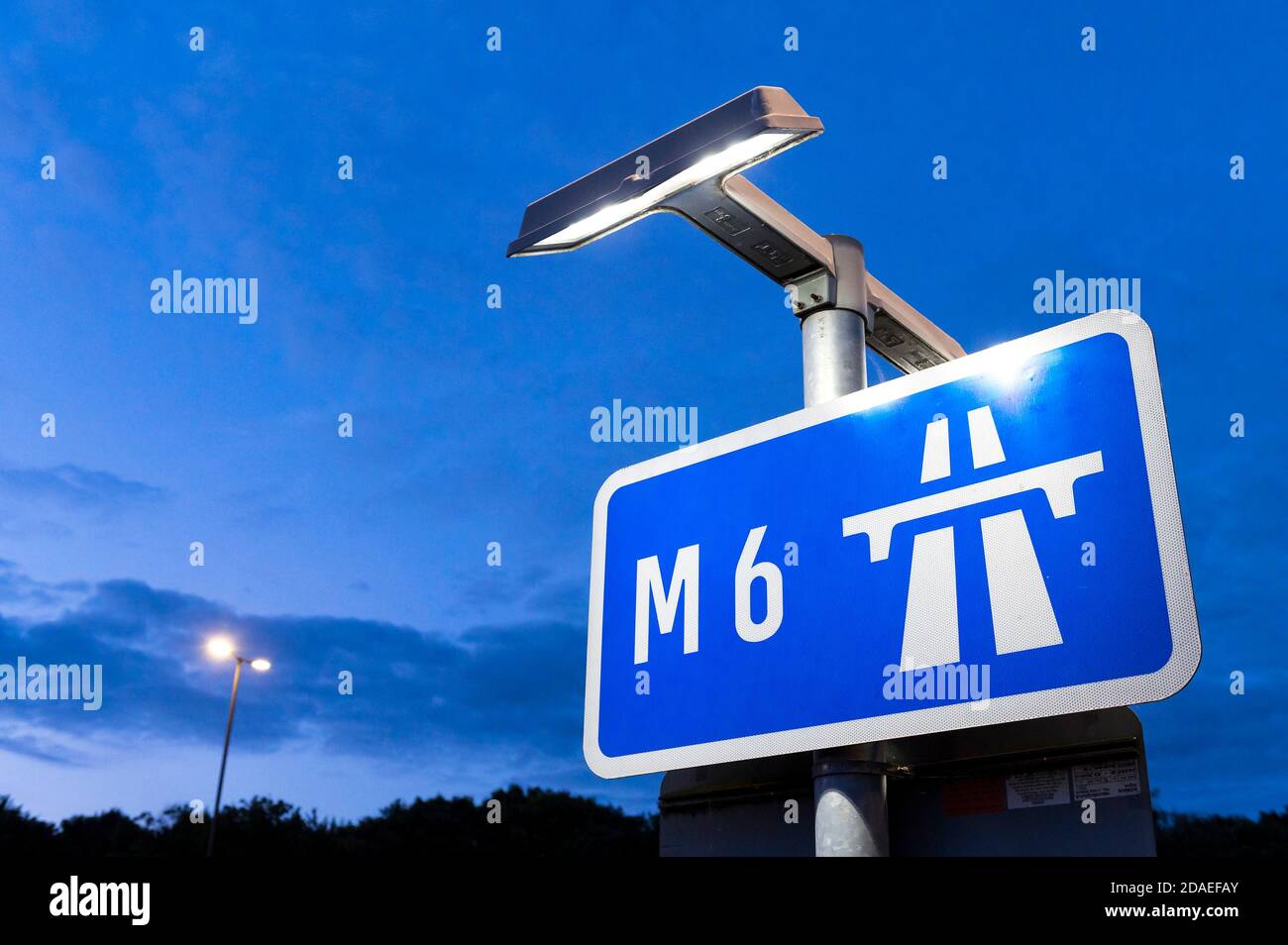 Panneau bleu de début d'autoroute sur l'autoroute M6, Angleterre, Royaume-Uni. Banque D'Images