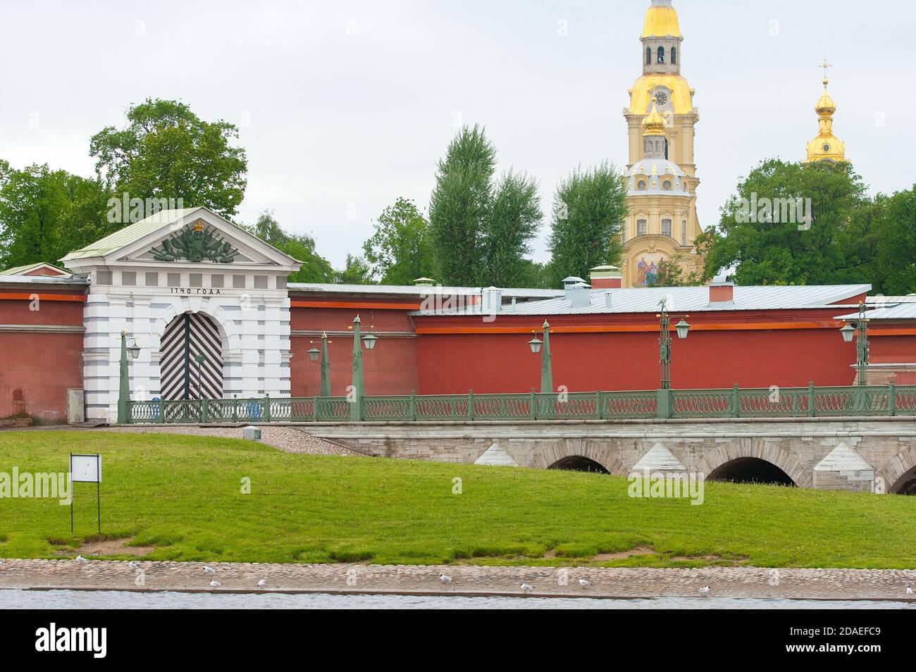 Saint-Pétersbourg, Russie – 6 juin 2020 : entrée fermée au musée de la forteresse Pierre et Paul. En arrière-plan se trouve la cathédrale Saint-Pierre et Paul Banque D'Images