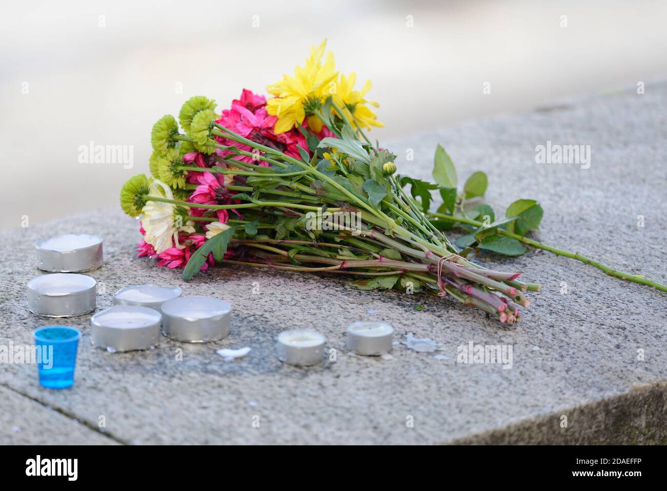 Londres, Angleterre, Royaume-Uni. Fleurs et bougies laissées sans explication sur le dessus d'un mur sur la rive sud Banque D'Images