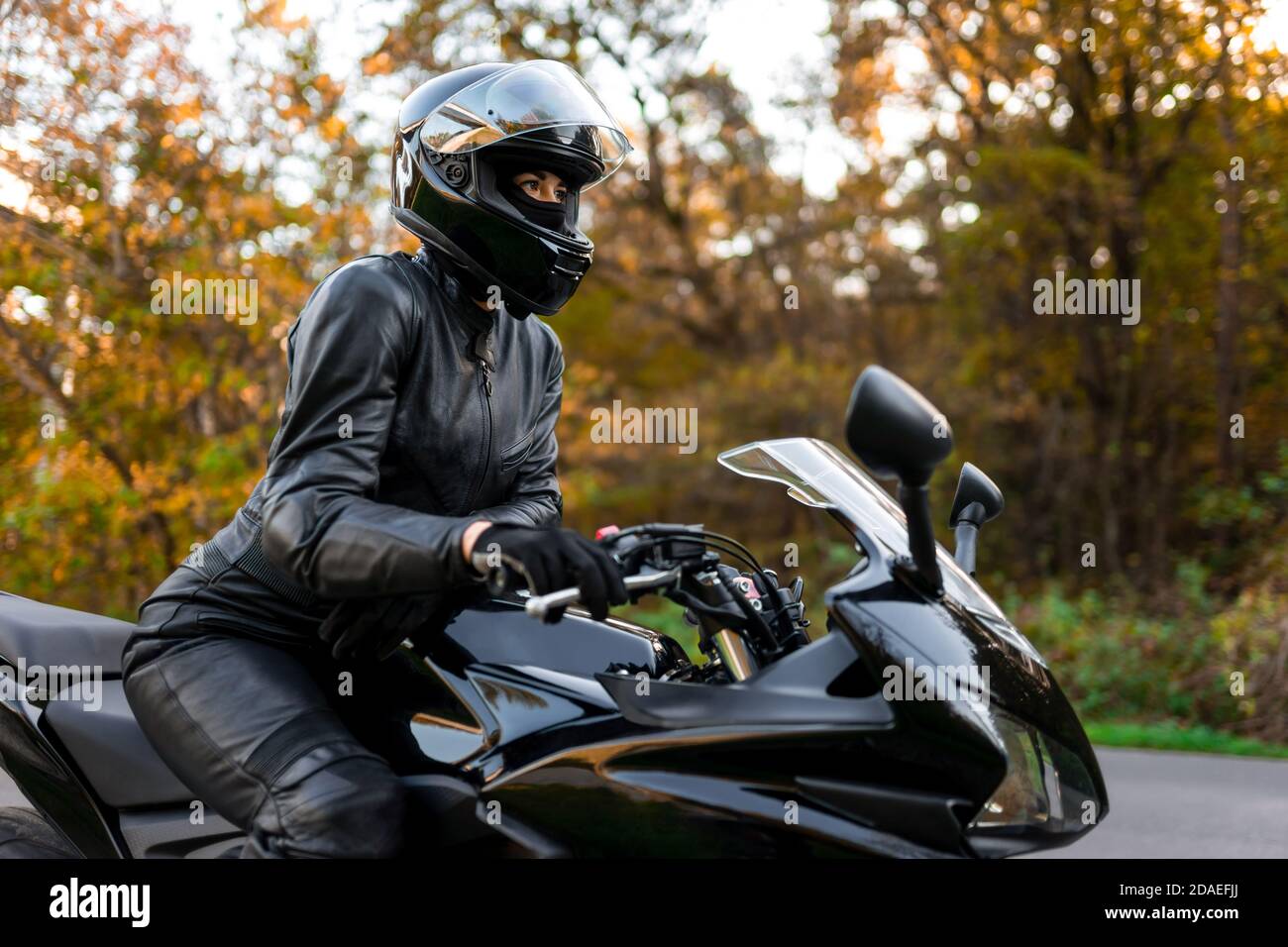 Jeune fille sur une moto sportive Photo Stock - Alamy