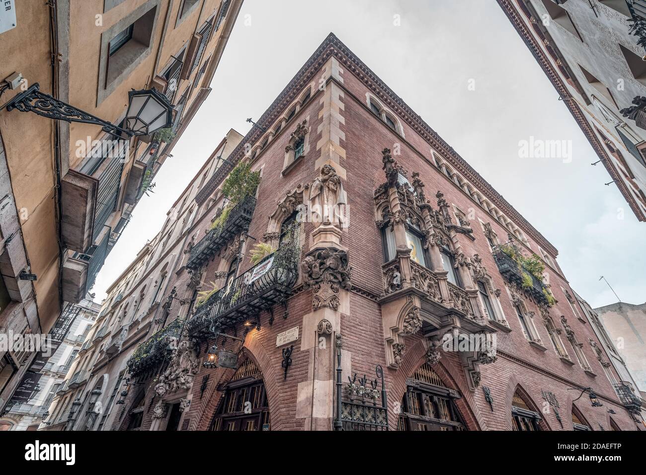 Barcelone, Espagne - 25 févr. 2020: Vue sur les upwad Casa Marti 4 Cats avec sculpture de Saint Joseph Banque D'Images