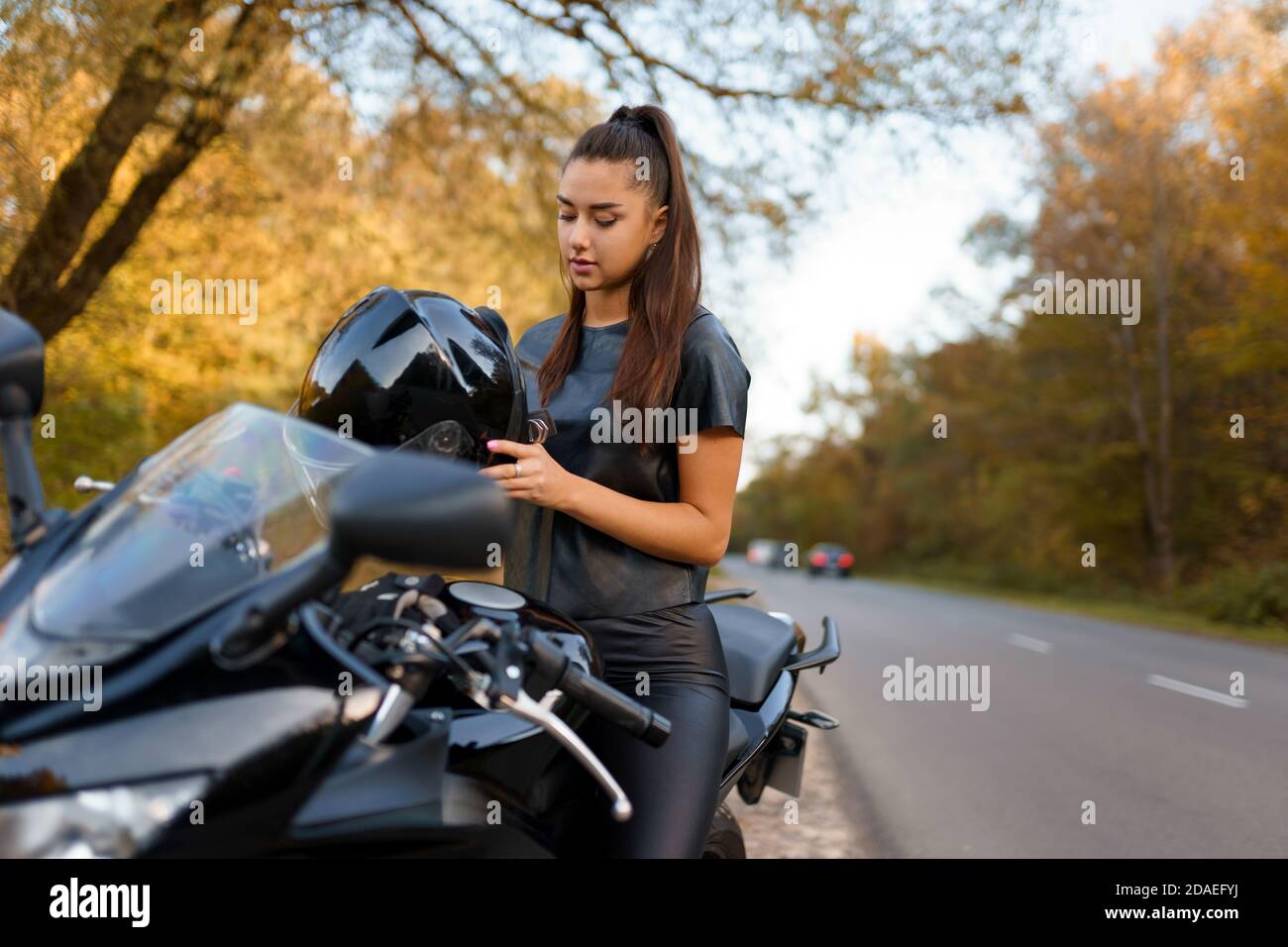 Belle fille sur une moto sportive Photo Stock - Alamy