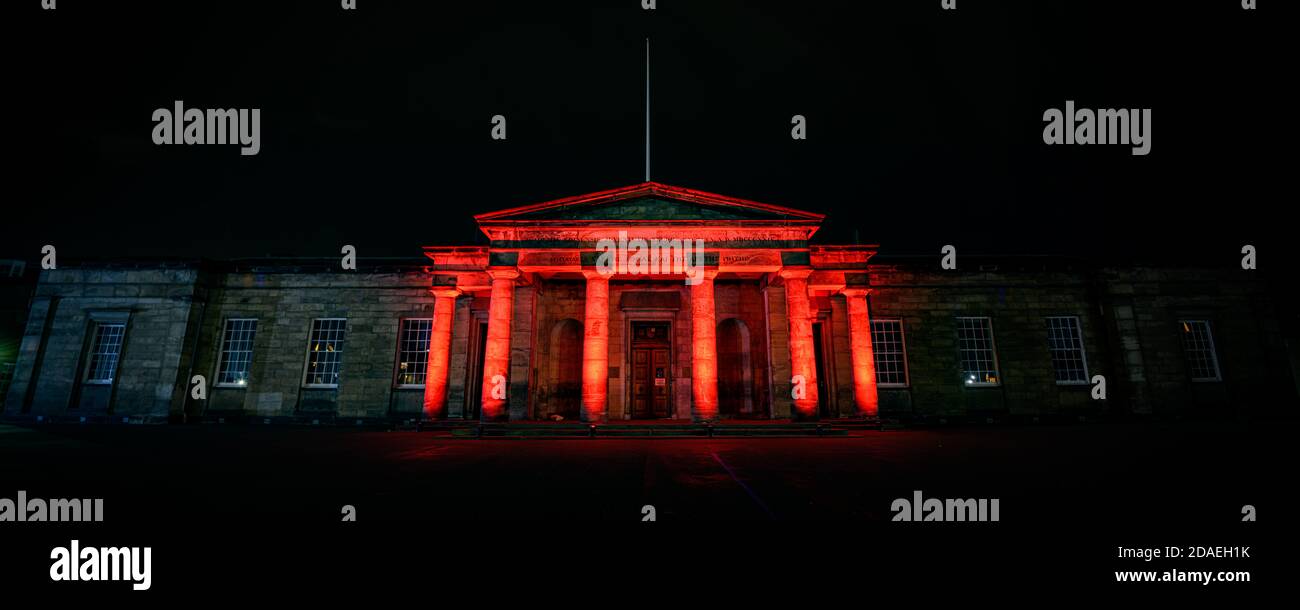L'Edinburgh Academy s'est illuminée de lumière rouge dans le cadre de la campagne #LightUpRed2020 organisée par Poppy Scotland pour commémorer le jour du souvenir 2020. La COVID-19 a eu un impact considérable sur la capacité de l'organisation à gérer des collections de rue cette année et la campagne lit Up Red les a aidés à sensibiliser le public au Scottish Poppy Appeal. L'Edinburgh Academy est une école indépendante à Edimbourg, en Écosse, qui a ouvert ses portes en 1824. Le bâtiment principal de l'école principale, avec sa façade grecque dorique, a été conçu par l'architecte William Burn. Banque D'Images