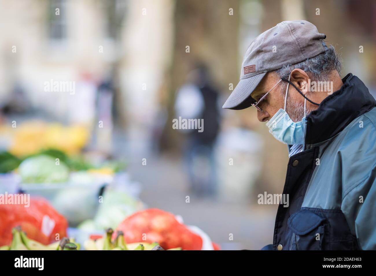 Londres, Royaume-Uni - 3 novembre 2020 - UN homme portant un masque de visage de manière inappropriée lors de ses achats sur le marché de Walthamstow Banque D'Images