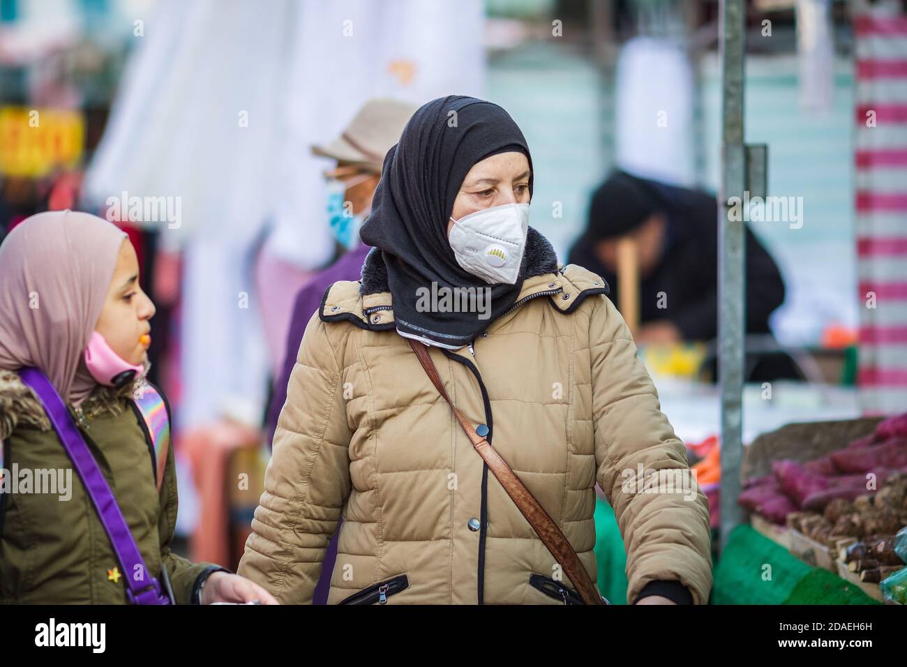 Londres, Royaume-Uni - 3 novembre 2020 - une femme musulmane asiatique portant un masque facial et un hijab lorsqu'elle magasinait sur le marché de Walthamstow Banque D'Images