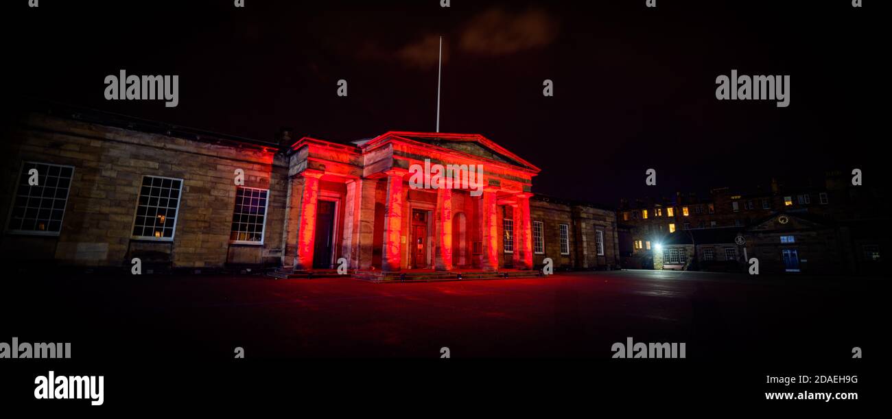 L'Edinburgh Academy s'est illuminée de lumière rouge dans le cadre de la campagne #LightUpRed2020 organisée par Poppy Scotland pour commémorer le jour du souvenir 2020. La COVID-19 a eu un impact considérable sur la capacité de l'organisation à gérer des collections de rue cette année et la campagne lit Up Red les a aidés à sensibiliser le public au Scottish Poppy Appeal. L'Edinburgh Academy est une école indépendante à Edimbourg, en Écosse, qui a ouvert ses portes en 1824. Le bâtiment principal de l'école principale, avec sa façade grecque dorique, a été conçu par l'architecte William Burn. Banque D'Images