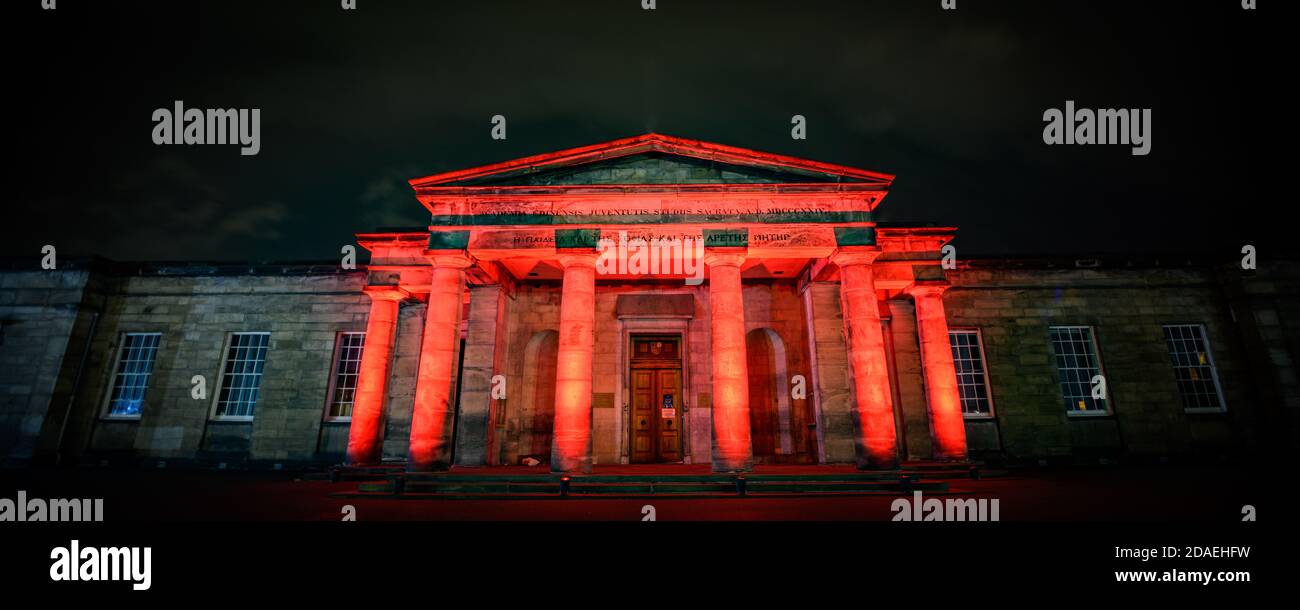 L'Edinburgh Academy s'est illuminée de lumière rouge dans le cadre de la campagne #LightUpRed2020 organisée par Poppy Scotland pour commémorer le jour du souvenir 2020. La COVID-19 a eu un impact considérable sur la capacité de l'organisation à gérer des collections de rue cette année et la campagne lit Up Red les a aidés à sensibiliser le public au Scottish Poppy Appeal. L'Edinburgh Academy est une école indépendante à Edimbourg, en Écosse, qui a ouvert ses portes en 1824. Le bâtiment principal de l'école principale, avec sa façade grecque dorique, a été conçu par l'architecte William Burn. Banque D'Images