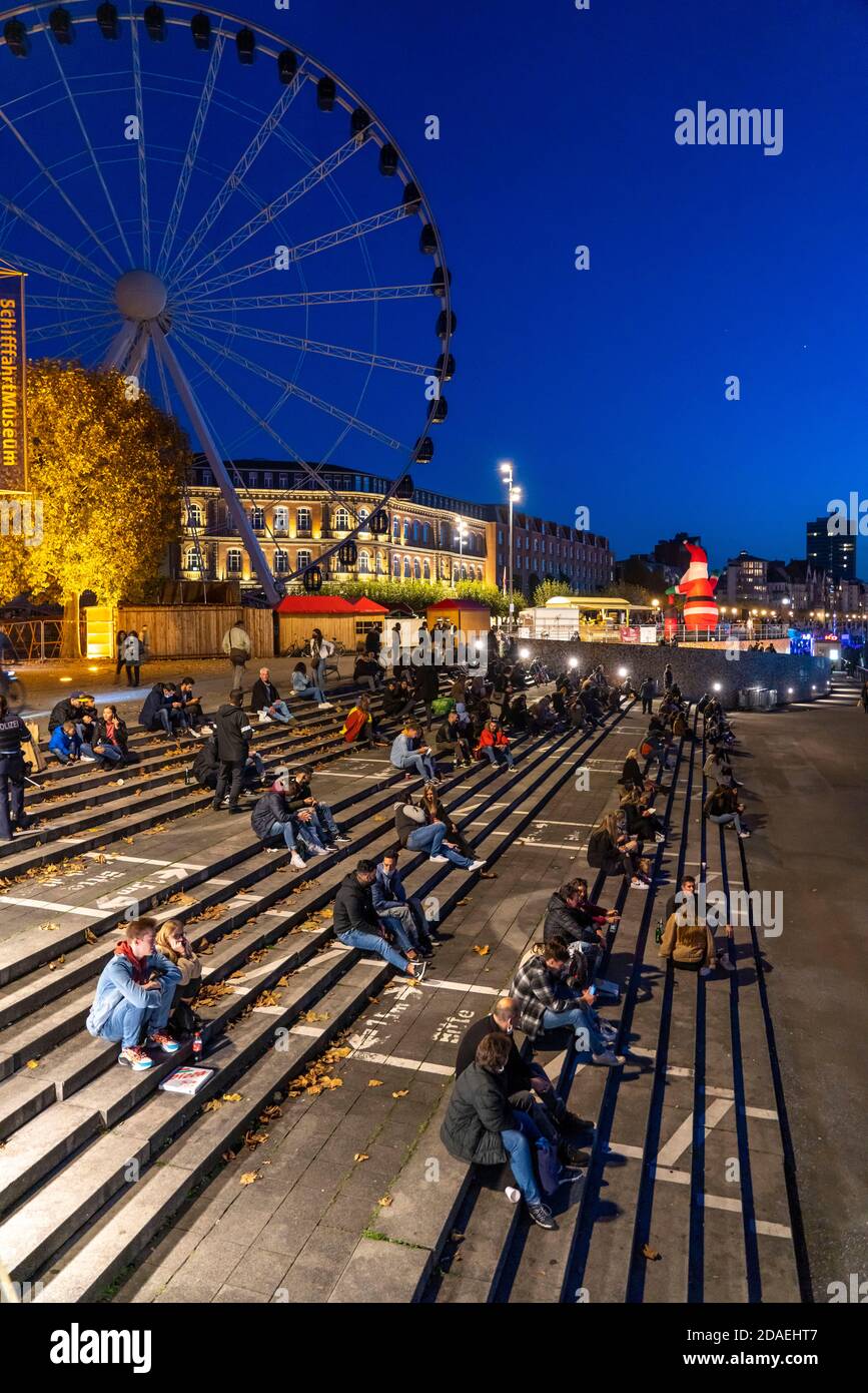 Marquages sur le grand escalier sur les rives de la vieille ville, garder votre distance, lieu de rencontre populaire sur le Rhin, mesures prises par la ville de Dü Banque D'Images