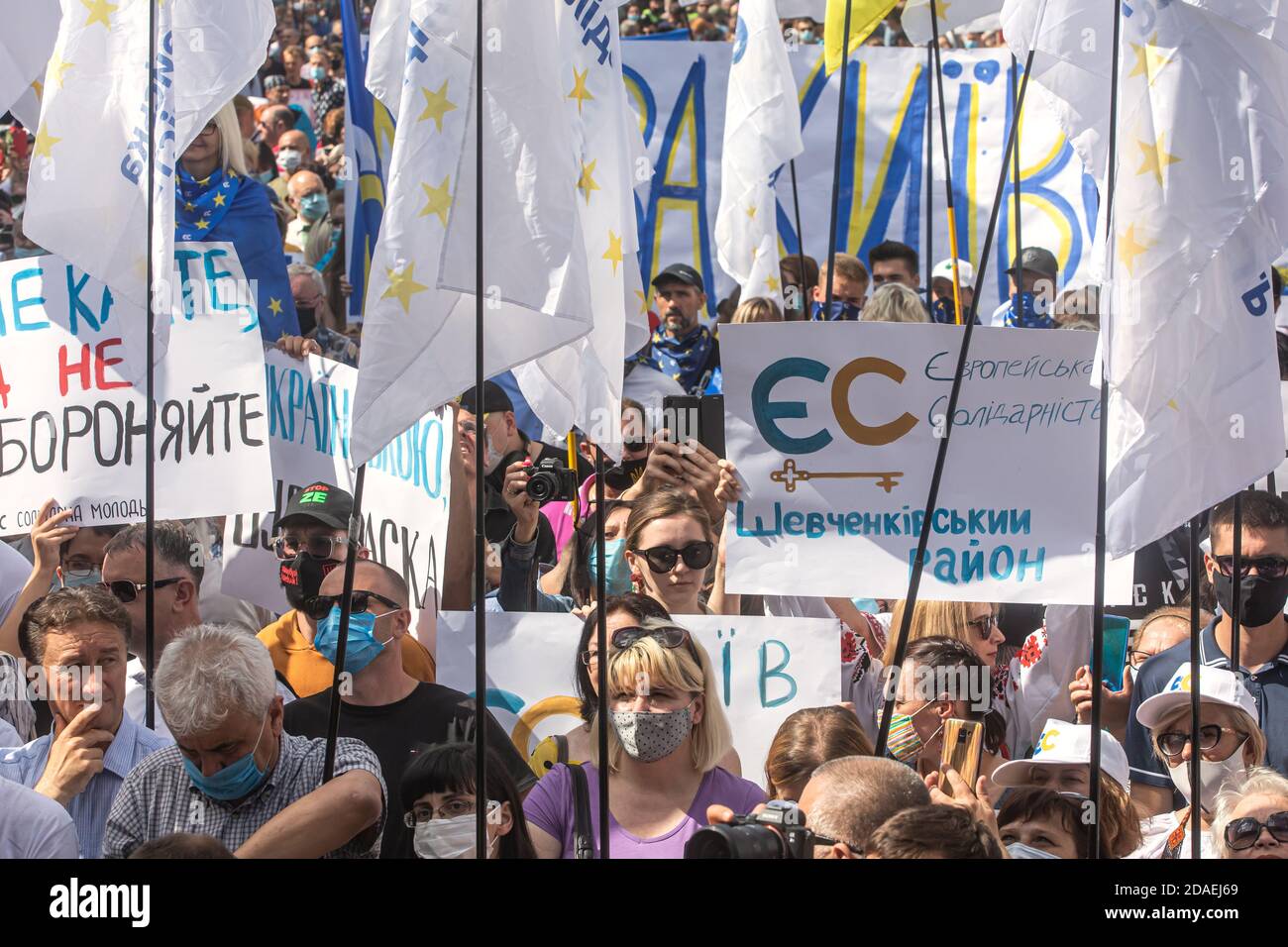 KIEV, UKRAINE - 16 juillet 2020: Manifestations de masse près de la Verkhovna Rada d'Ukraine en faveur de la langue ukrainienne. Banque D'Images