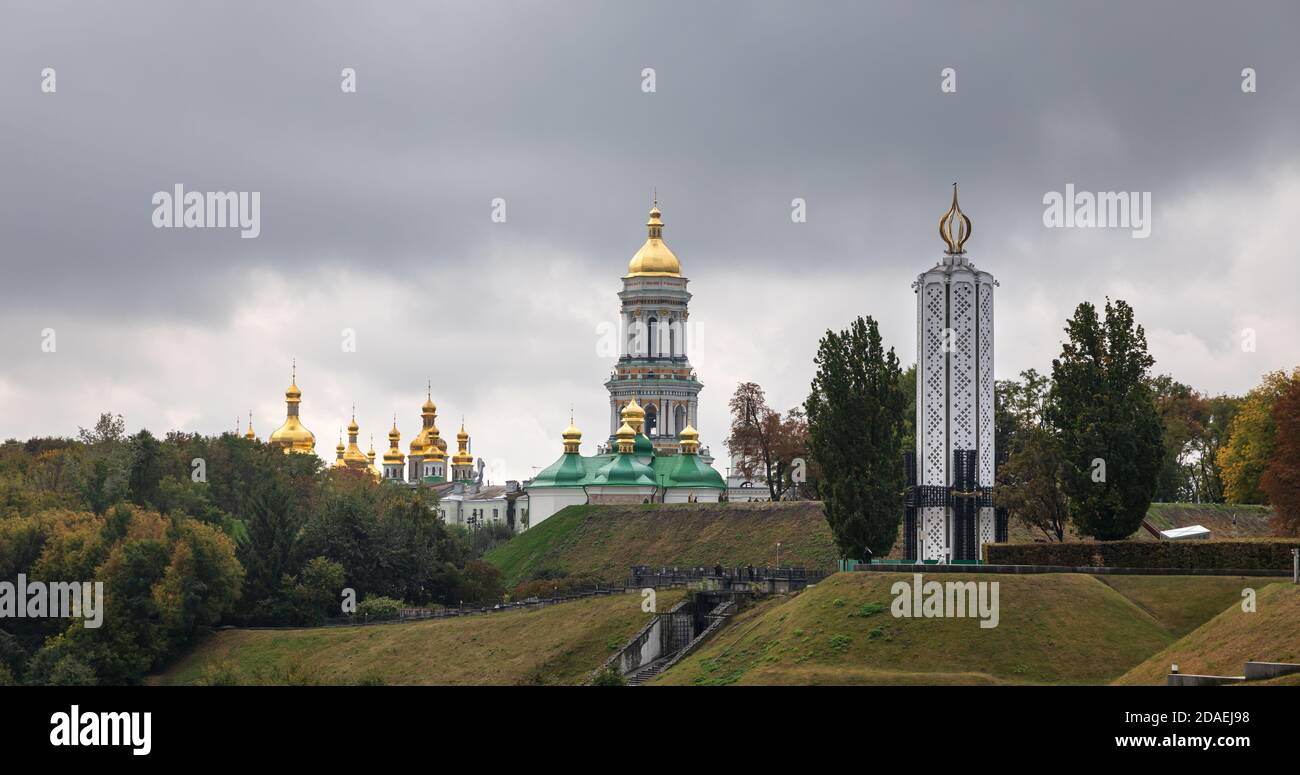 KIEV, UKRAINE - 29 septembre 2019 : Kiev Pechersk Lavra. Cathédrale de la Dormition et Monument aux victimes de l'Holodomor Banque D'Images